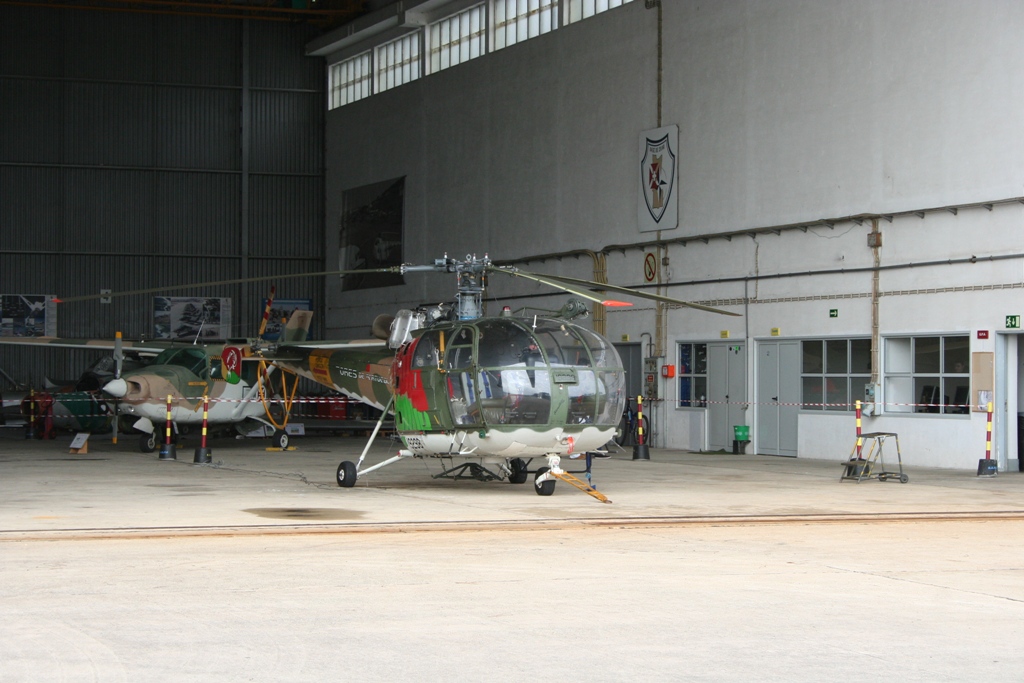Helicptero ALOUETTE III em misso de busca e salvamento