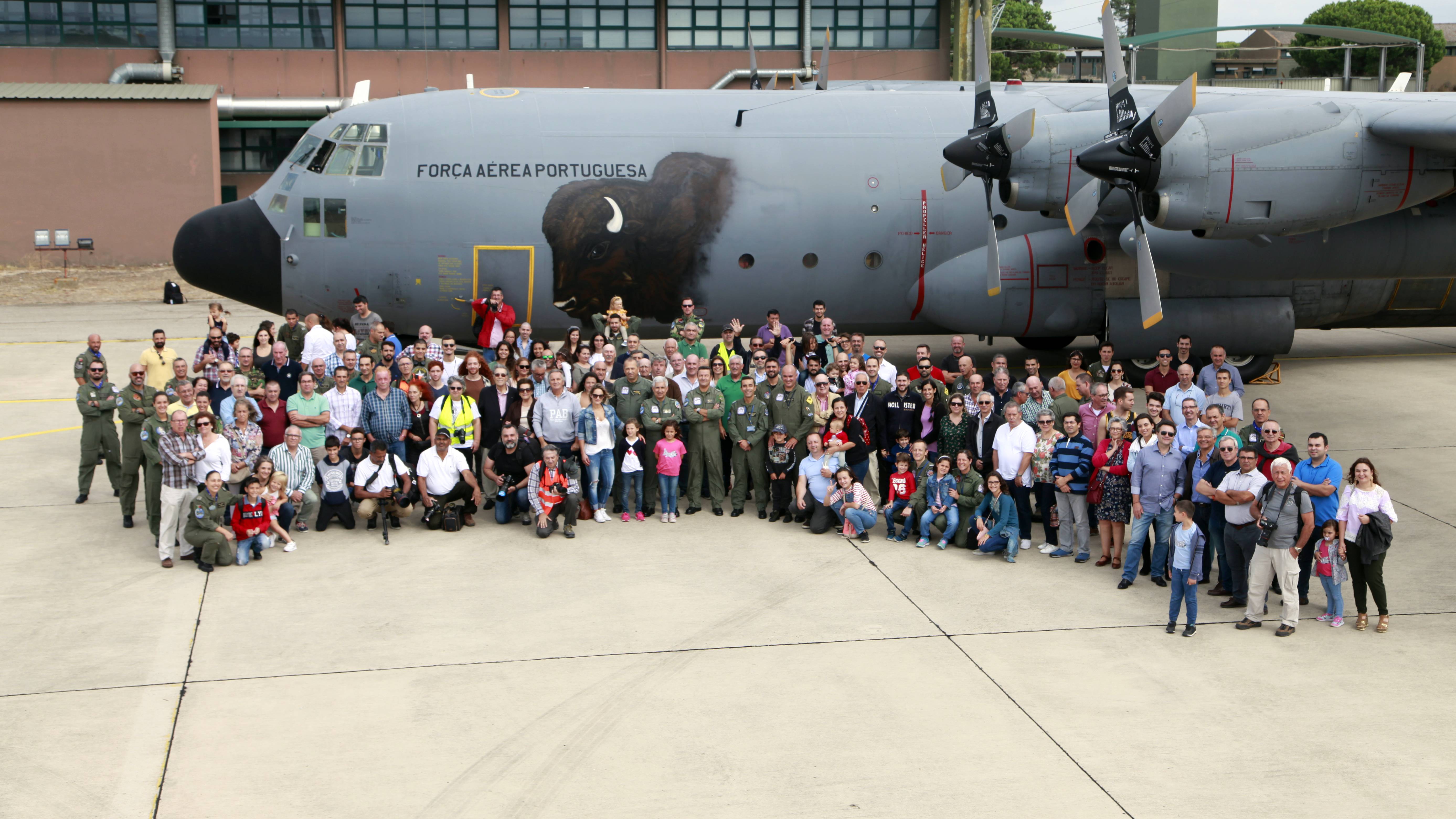 Bisontes celebram 42. aniversrio e 80 mil horas da frota C-130H