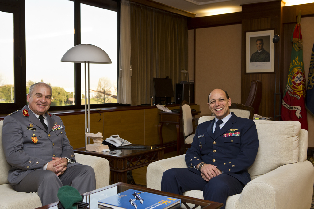 Chefe do Estado-Maior do Exército apresenta cumprimentos na Força Aérea Chefe do Estado-Maior do Exército apresenta cumprimentos na Força Aérea