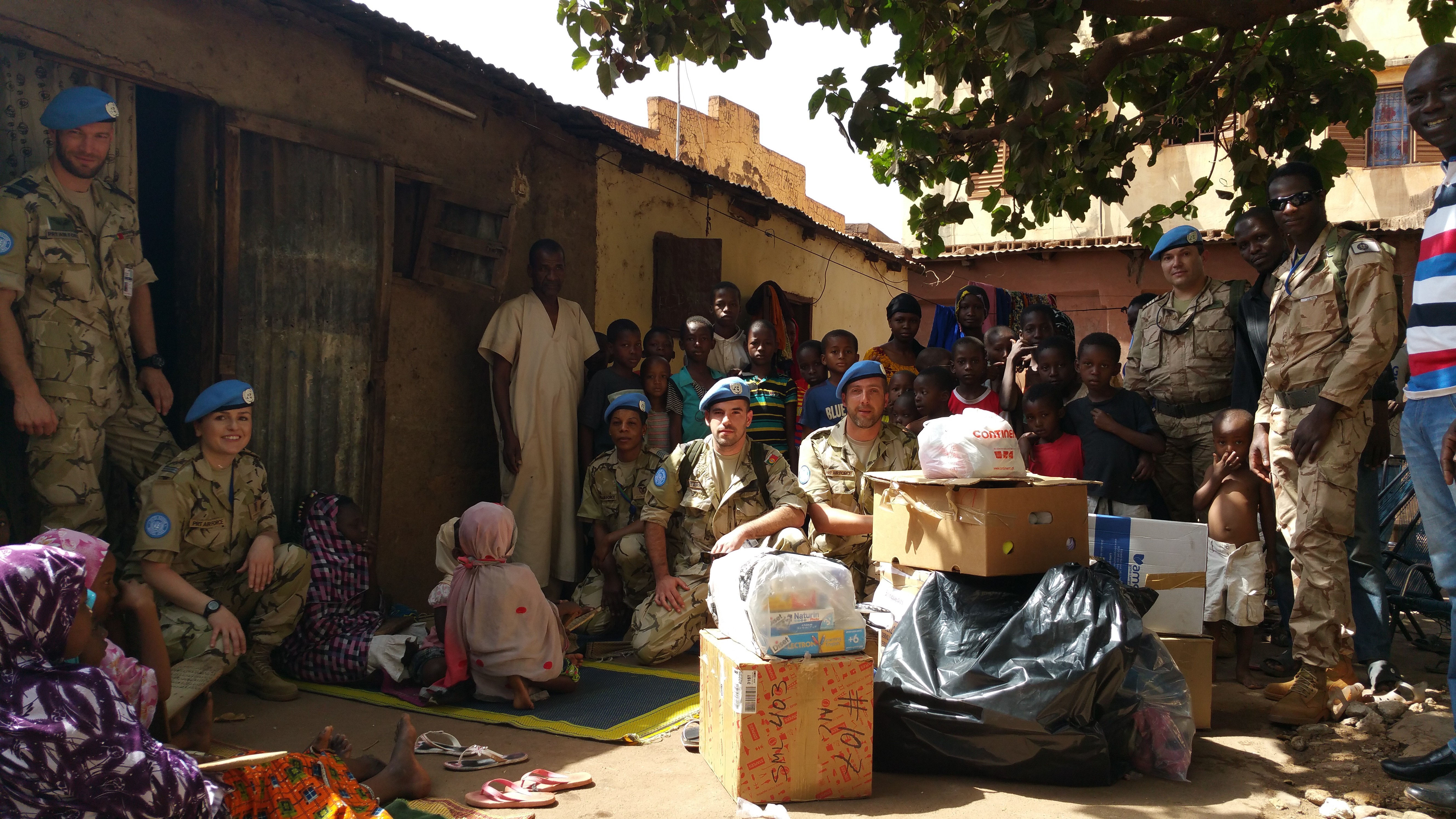 Fora Area entrega brinquedos a orfanatos no Mali