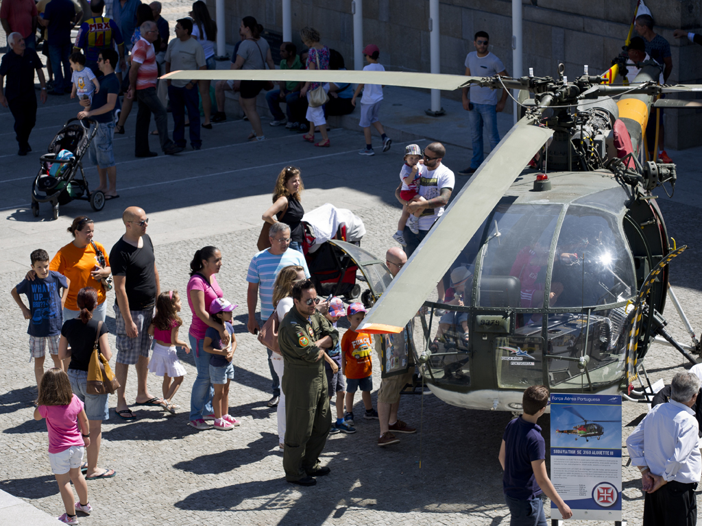 F-16 e Alouette III em exposio no centro de Ovar