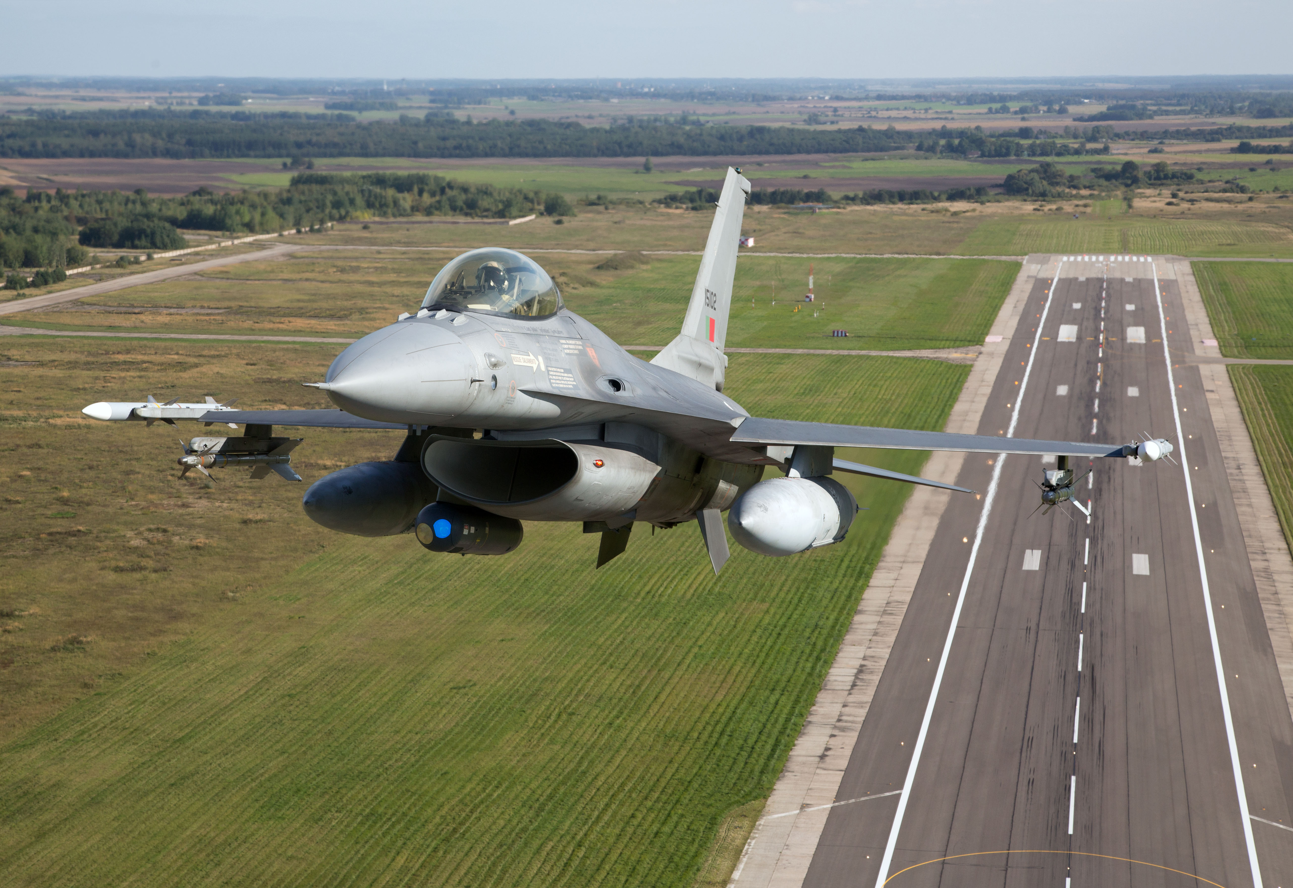 F-16 portugueses j aterraram na Litunia para o BAP16
