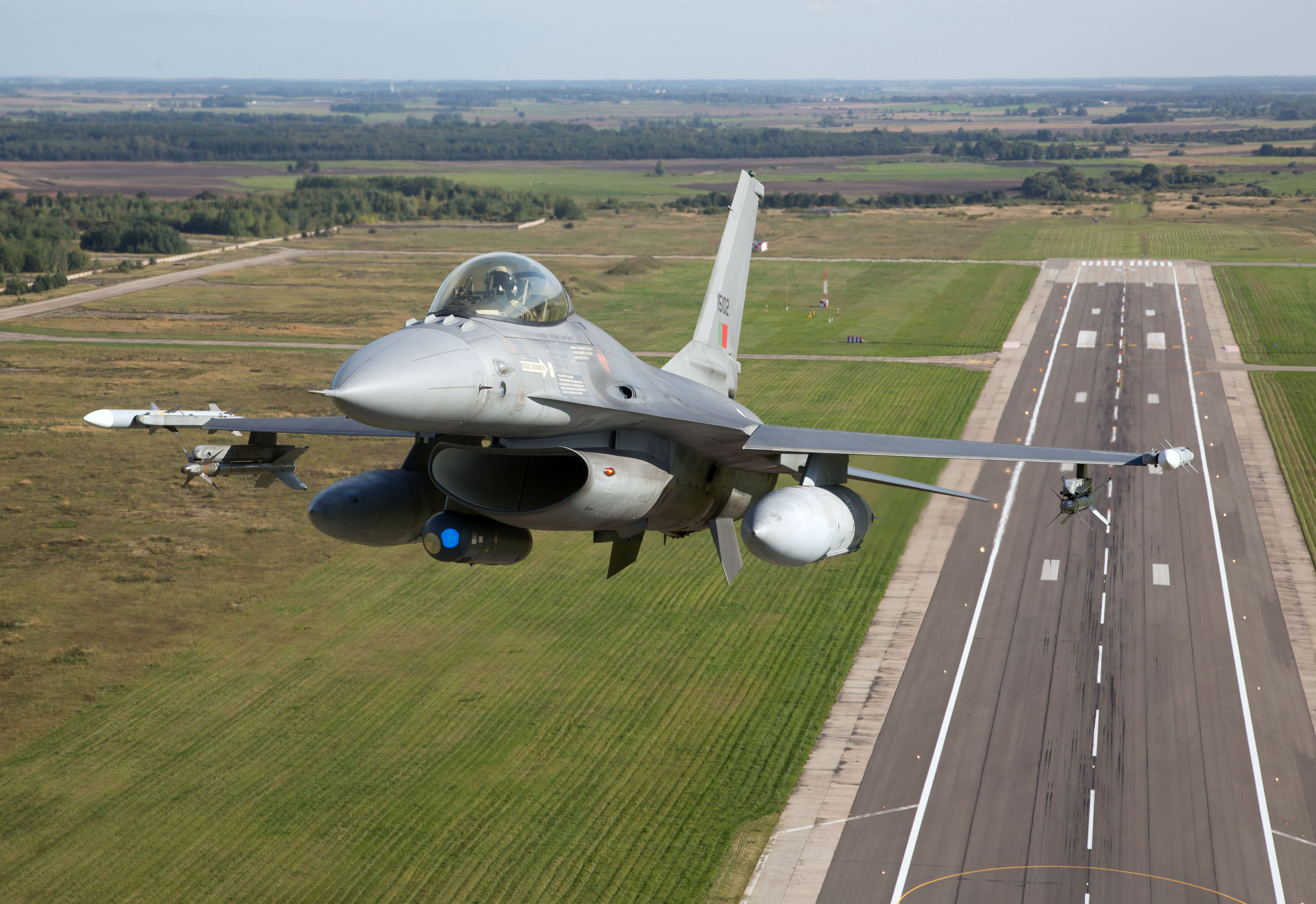 F-16 portugueses j aterraram na Litunia para o BAP16