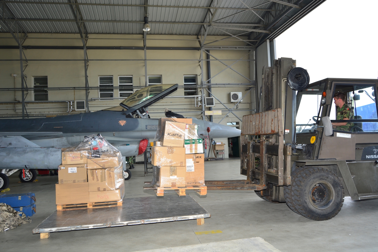 Militares e civis recolhem roupas e brinquedos para orfanato
