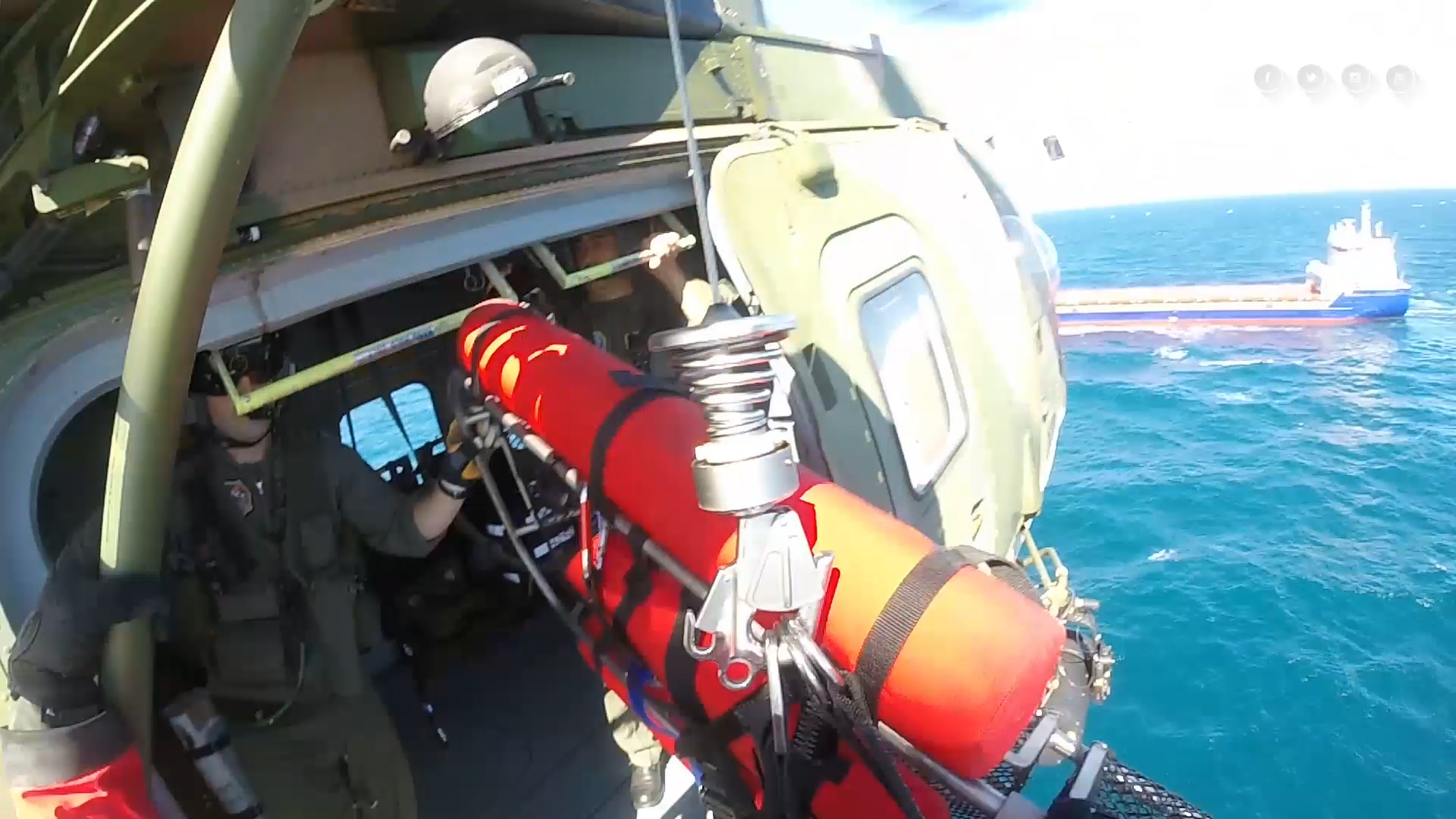 Força Aérea resgata tripulante do Navio ESPRIT Força Aérea resgata tripulante do Navio ESPRIT