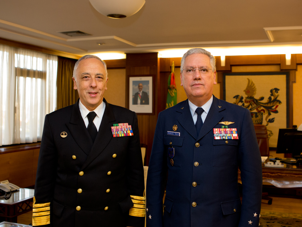 Chefe do Estado-Maior da Armada apresenta cumprimentos Chefe do Estado-Maior da Armada apresenta cumprimentos