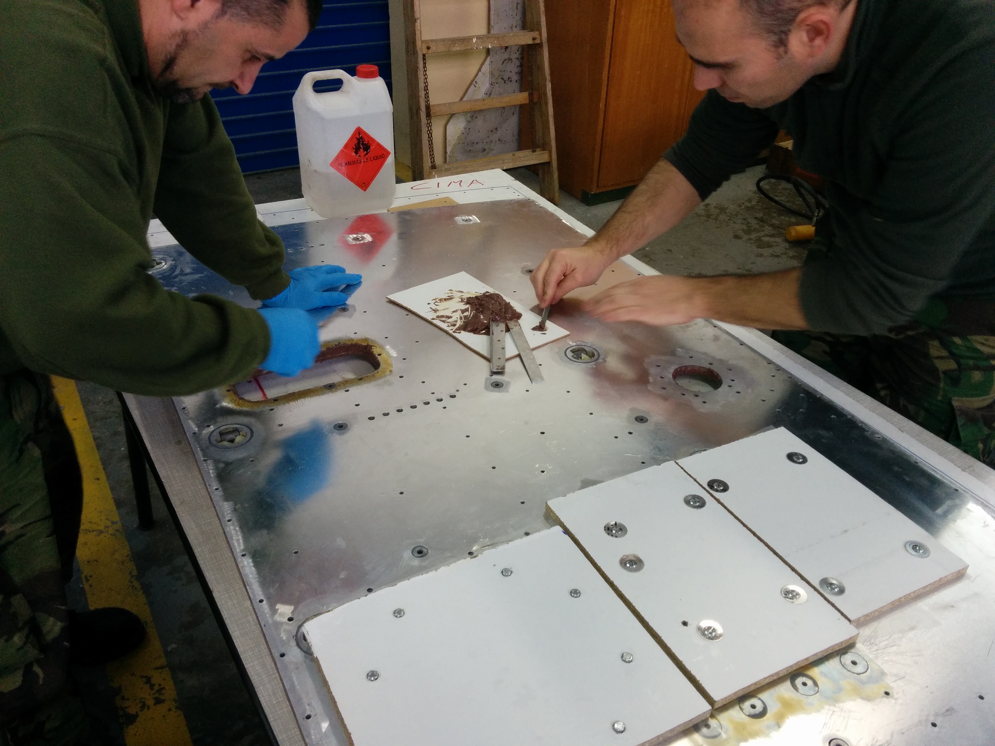 Esquadra de Material da BA11 constrói estrado para Alouette III Esquadra de Material da BA11 constrói estrado para Alouette III
