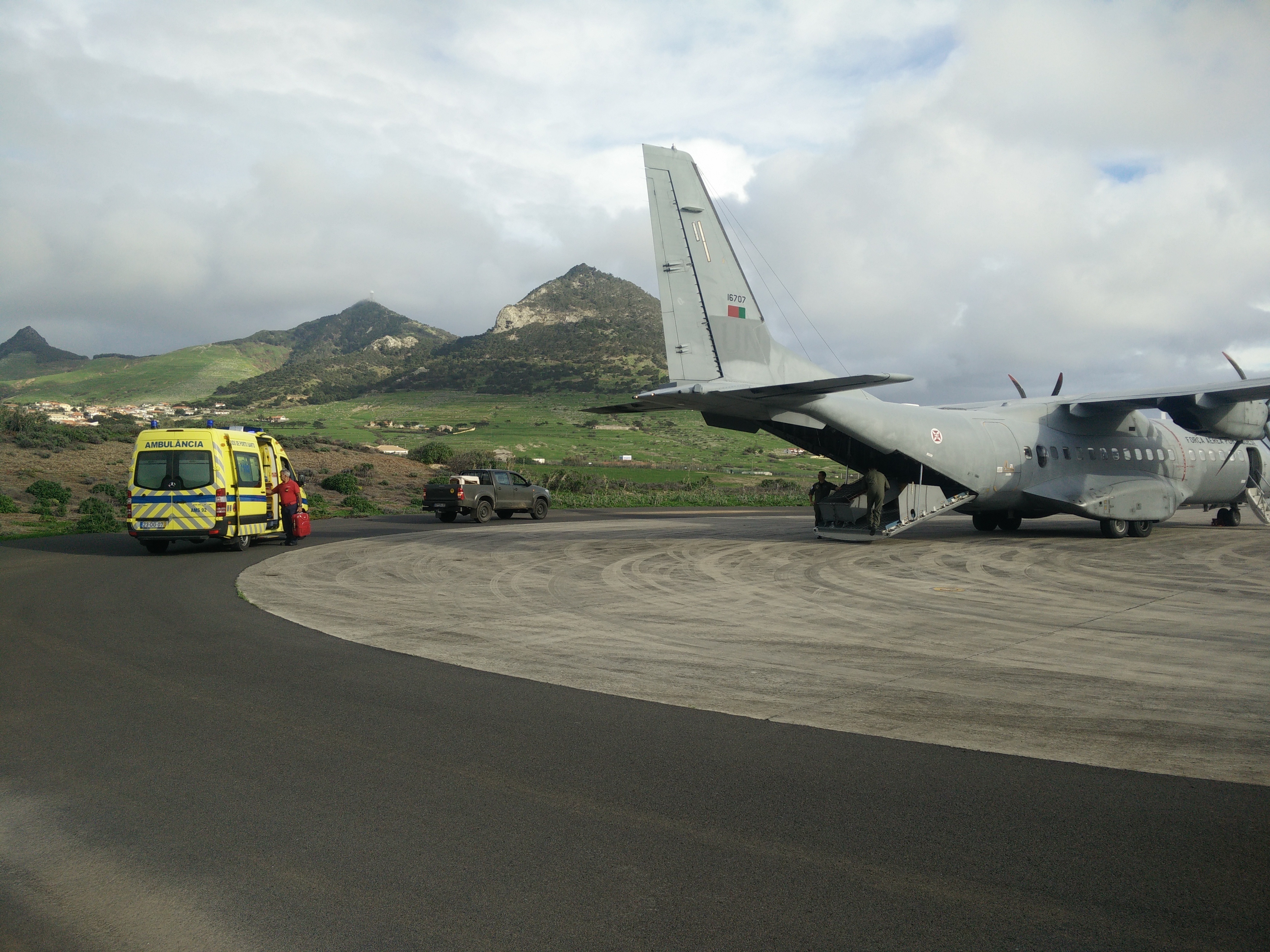 C-295M transporta quatro pacientes no mesmo voo