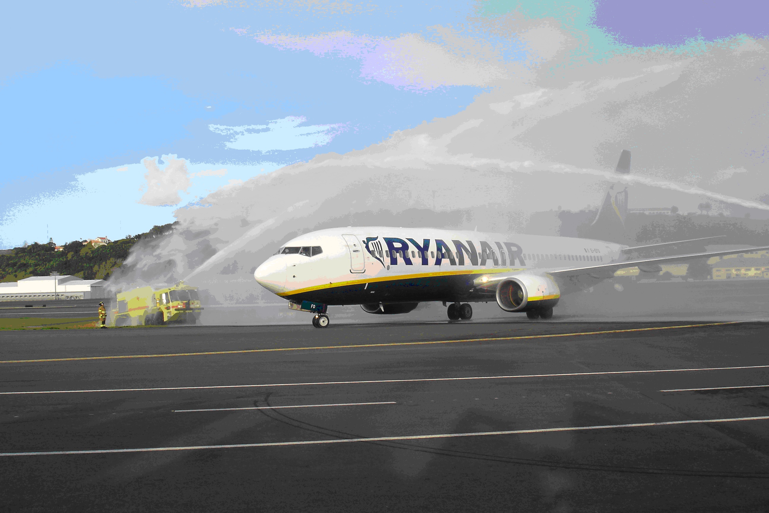 Ryanair aterra na Base das Lajes Ryanair aterra na Base das Lajes