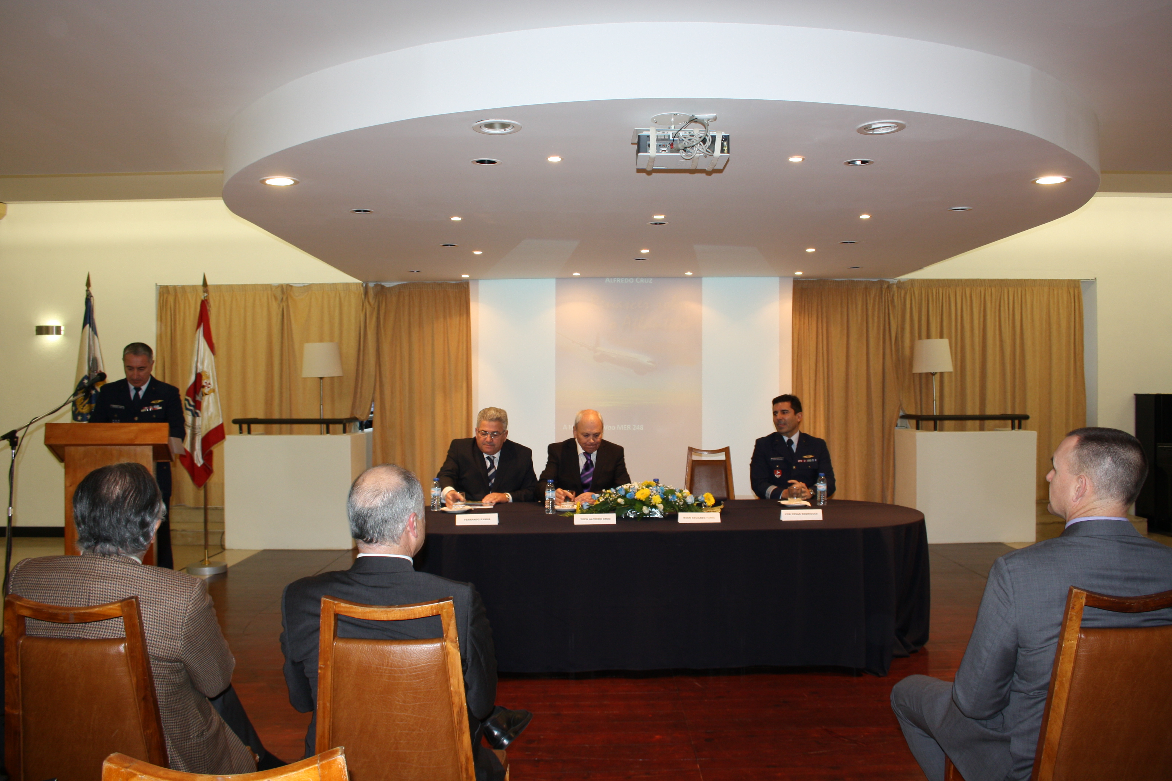 Tenente-General Alfredo Cruz apresenta livro nos Aores