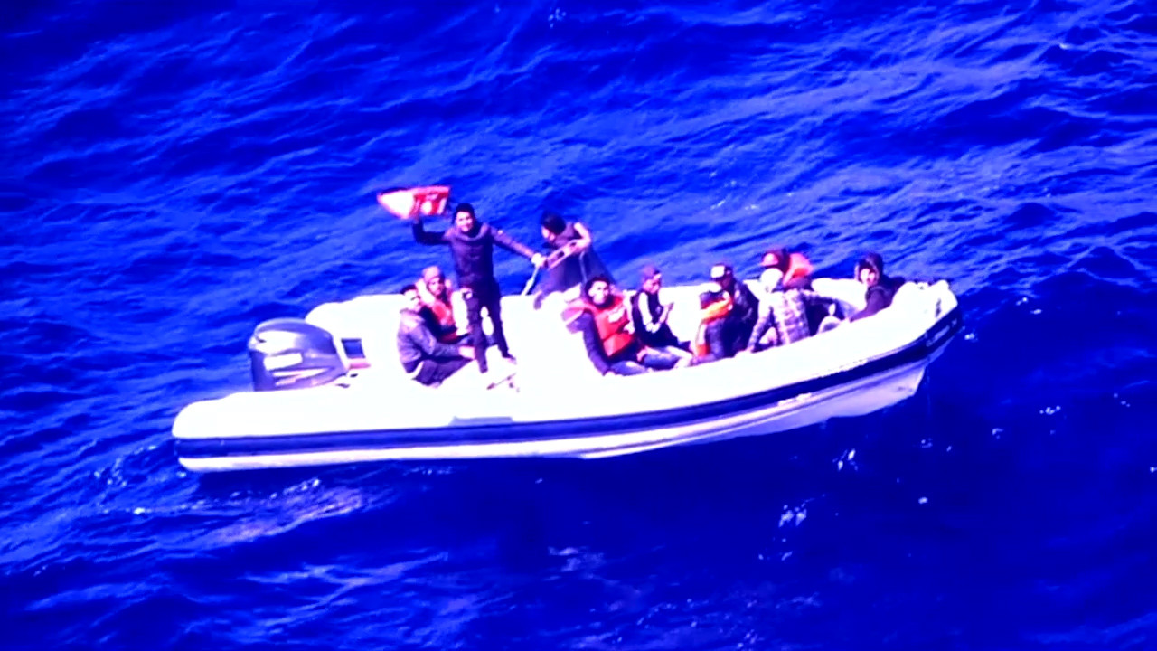 Força Aérea localiza lancha com 11 migrantes Força Aérea localiza lancha com 11 migrantes