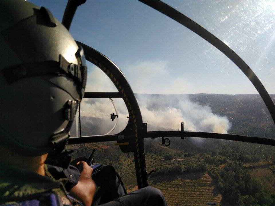 Força Aérea apoia combate a incêndio em Mêda