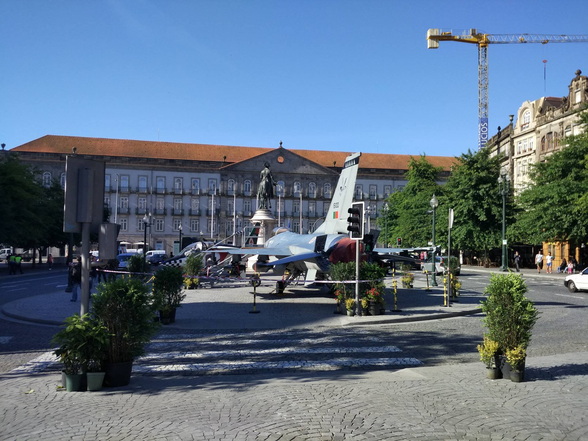 10 de junho: milhares de pessoas visitaram exposio militar