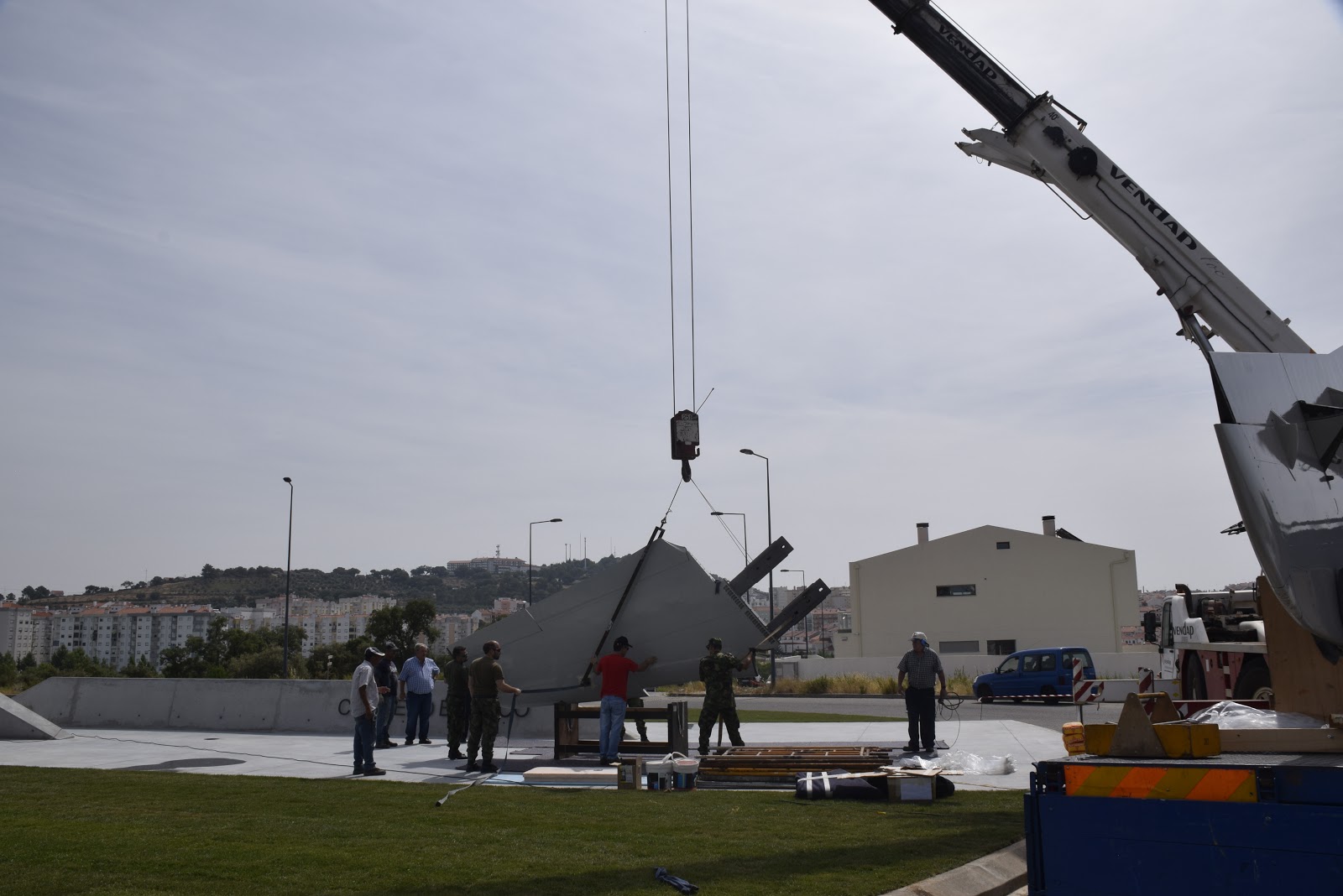Militares e civis da BA11 "dão asas" a monumento do 65.º aniversário Militares e civis da BA11 "dão asas" a monumento do 65.º aniversário