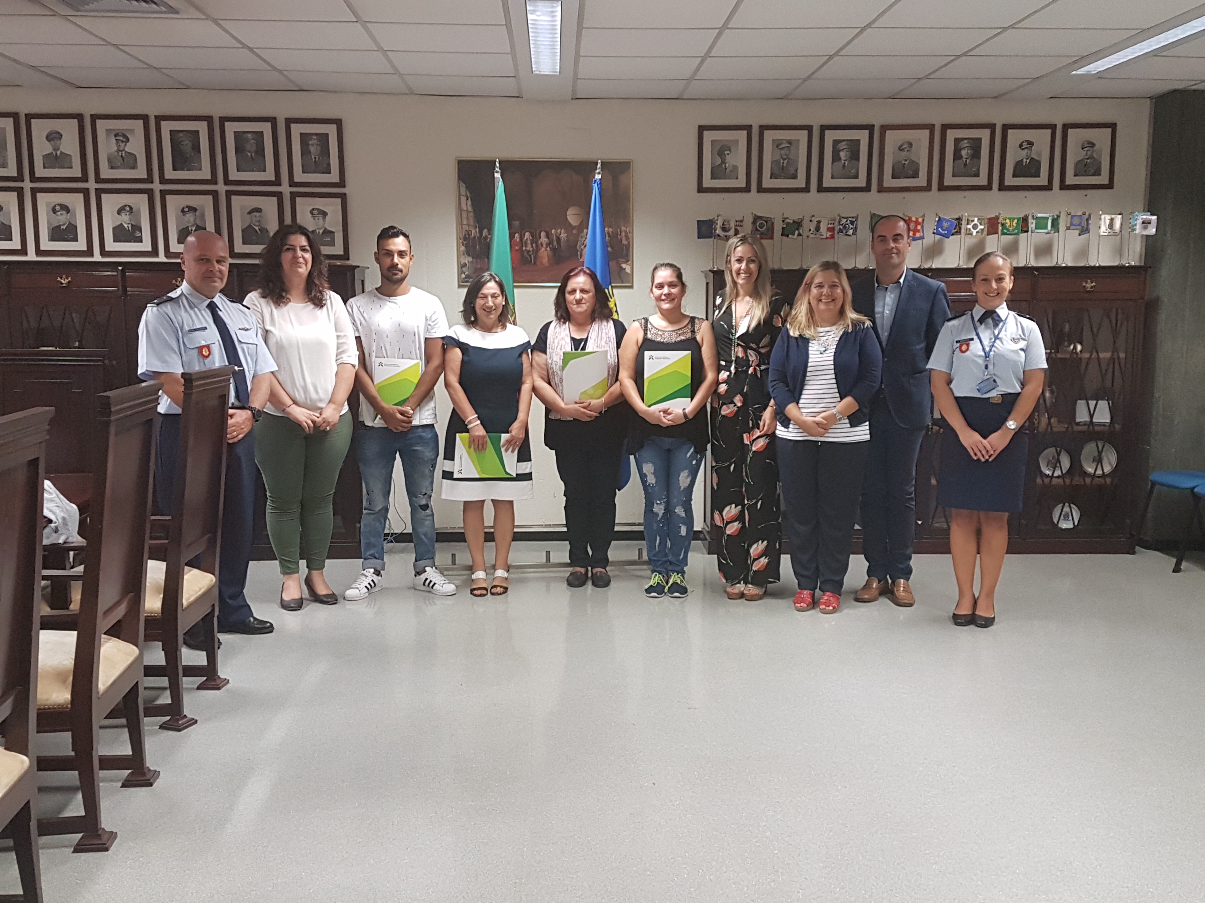 Três militares e três civis recebem certificados do 12.º ano Três militares e três civis recebem certificados do 12.º ano