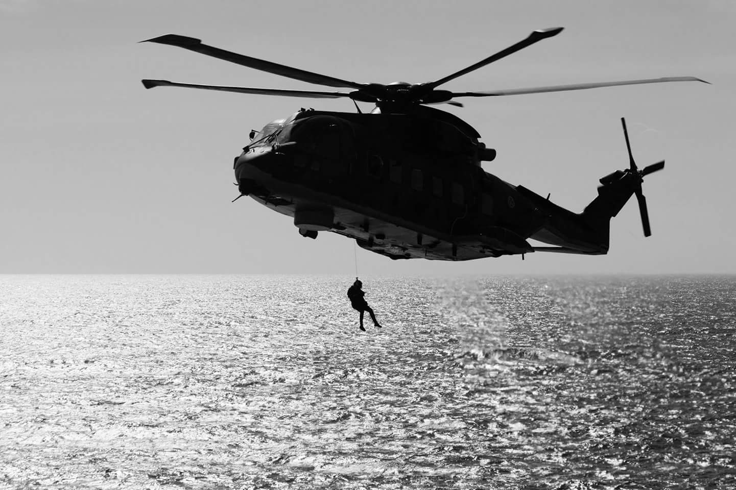 Força Aérea realiza salvamento na Praia das Bicas Força Aérea realiza salvamento na Praia das Bicas