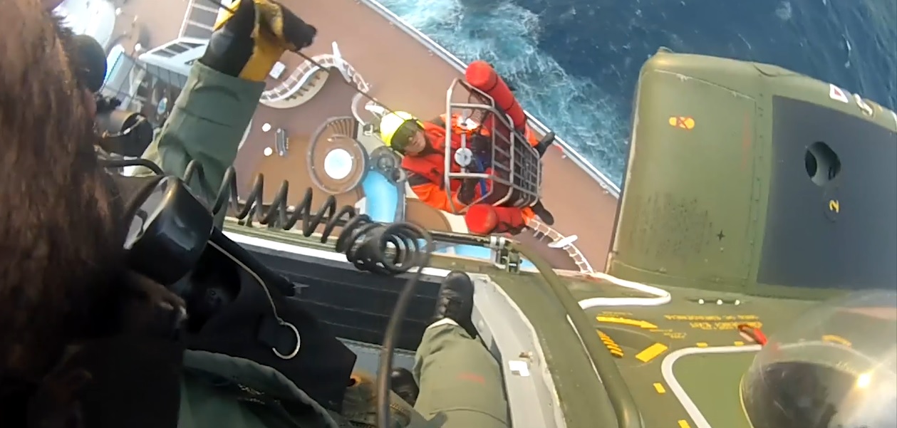 Força Aérea resgata italiano no mar dos Açores