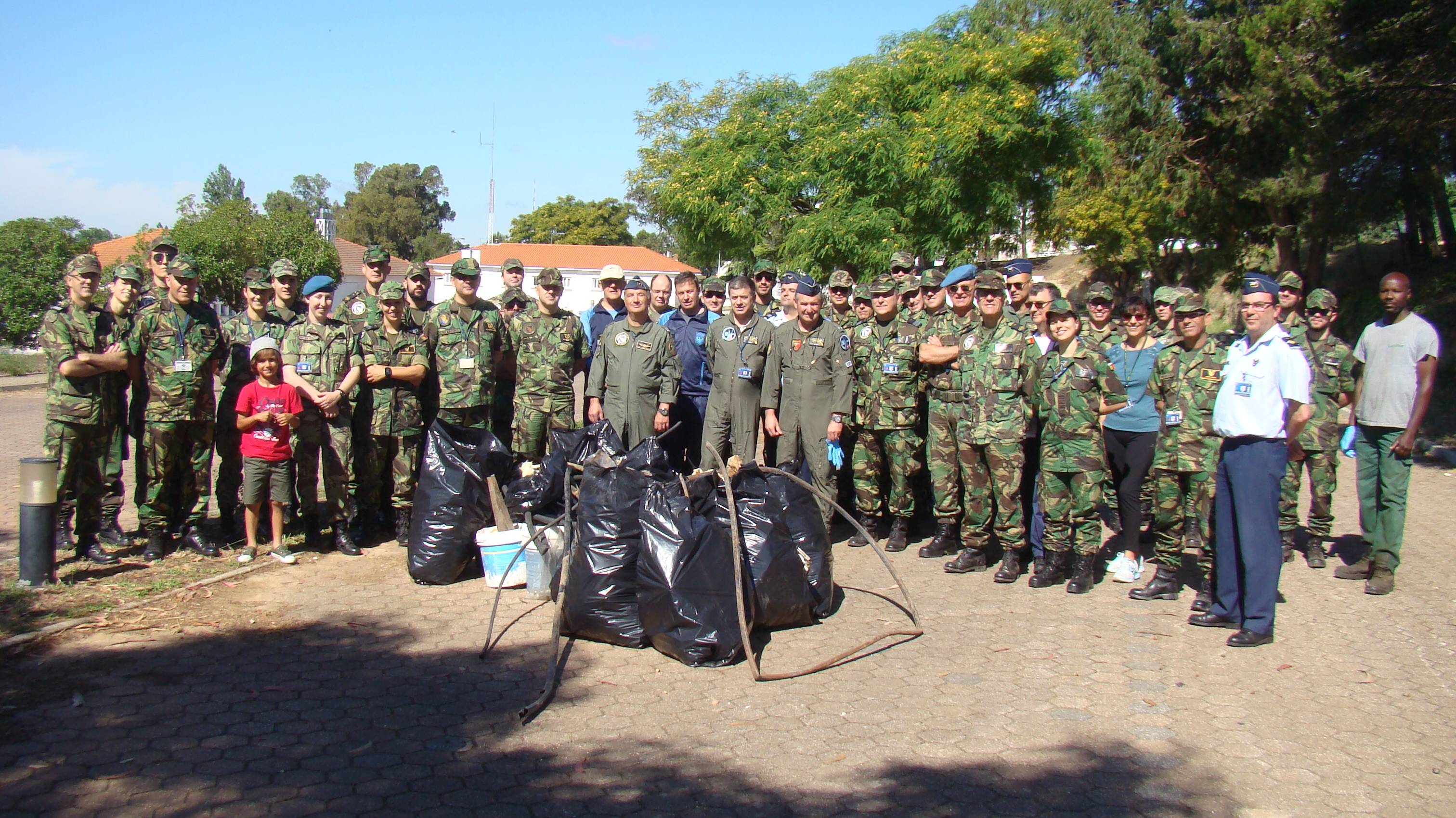 Recolha de lixo e plantao de rvores no Comando Areo