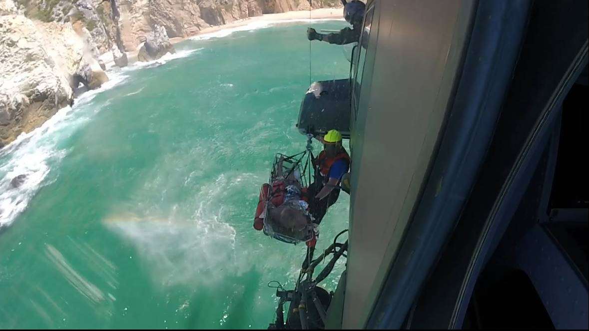 Fora Area resgata jovem na Praia da Ursa