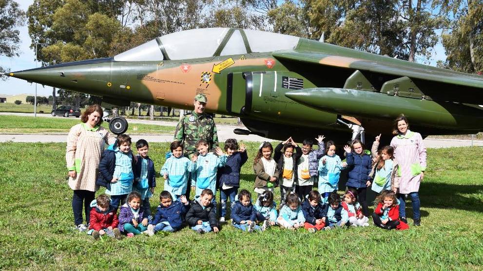 Beja: Crianças do Patronato de Santo António visitam Base Aérea N.º11 Beja: Crianças do Patronato de Santo António visitam Base Aérea N.º11