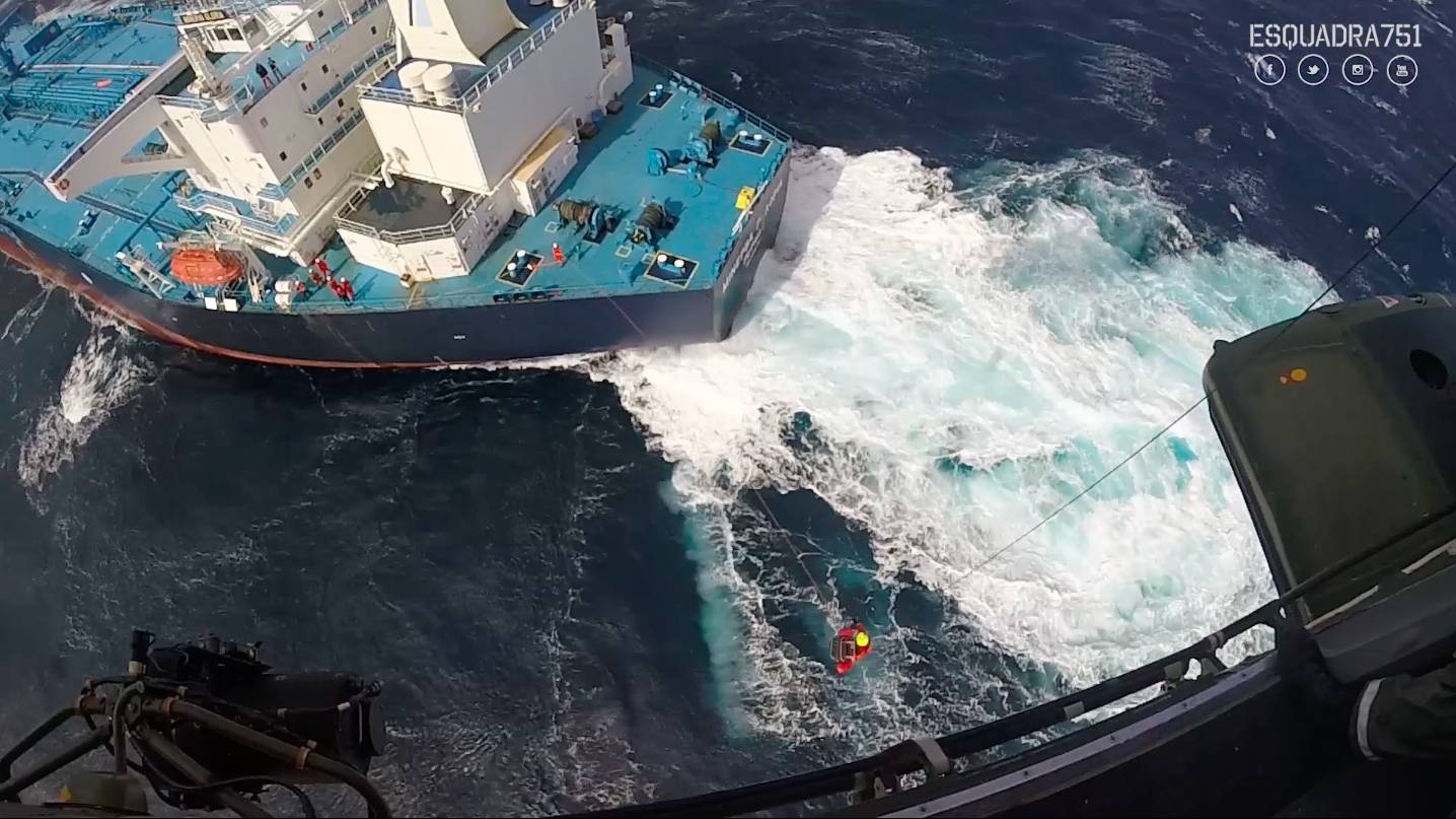 Força Aérea efetua resgate a navio sob condições meteorológicas muito adversas