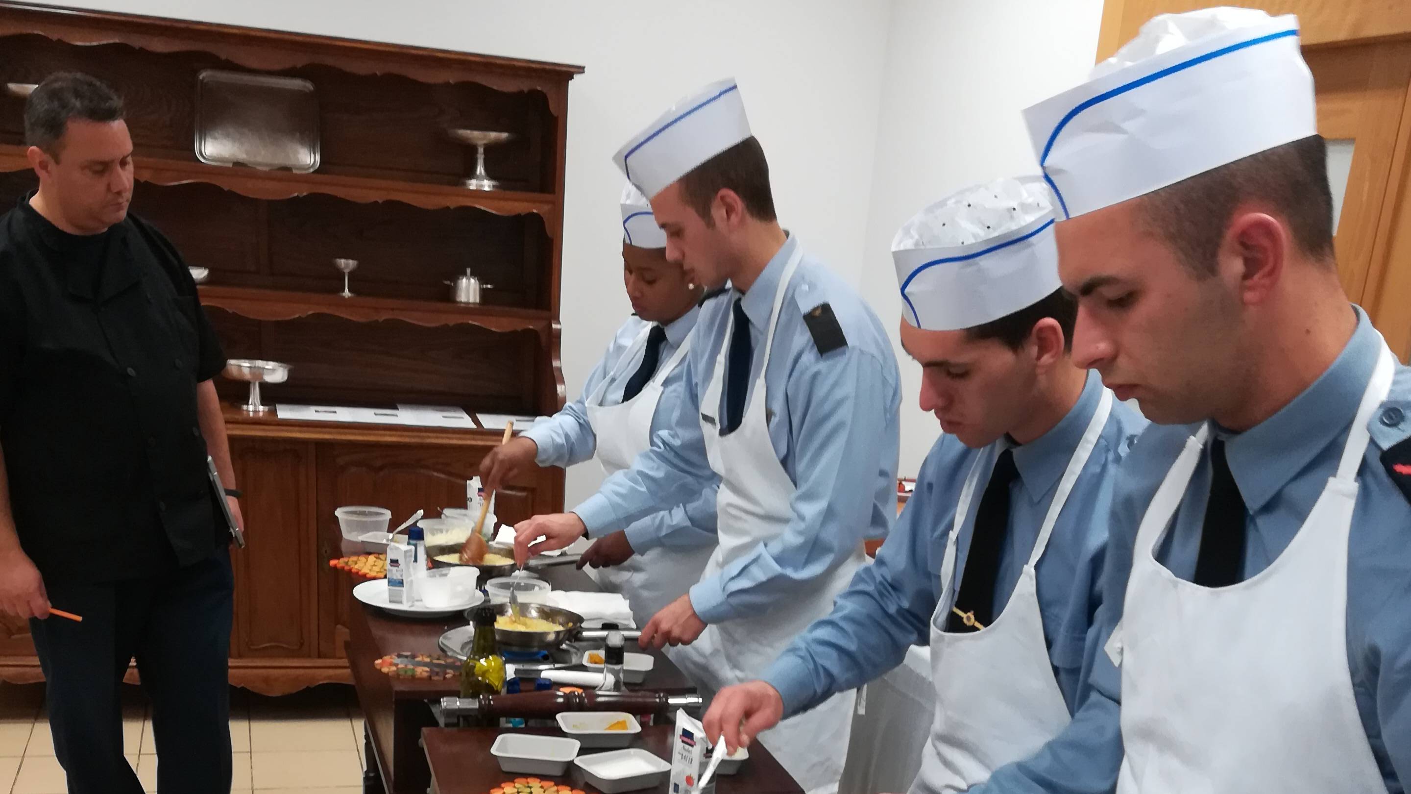 Alunos da Força Aérea destacam-se em prova de cozinha Alunos da Força Aérea destacam-se em prova de cozinha
