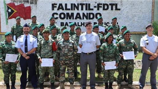 Militares de Timor-Leste aprendem Português com instrutor da Força Aérea Militares de Timor-Leste aprendem Português com instrutor da Força Aérea