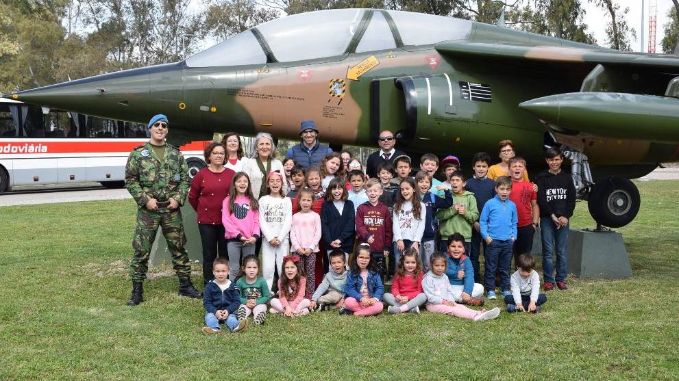 Alunos da Escola Bsica de Albernoa visitam Base Area N. 11