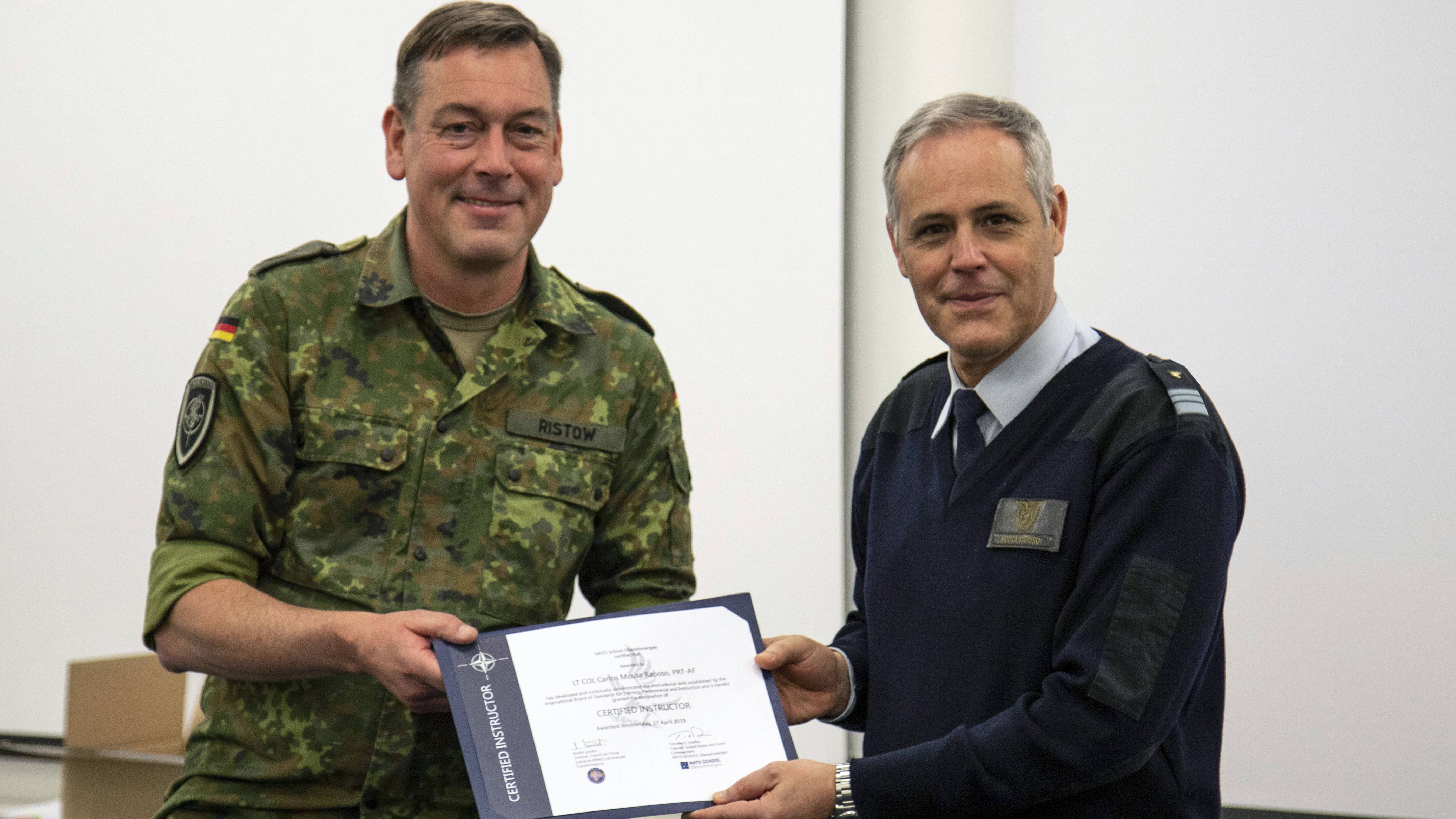 Tenente-Coronel Mouta Raposo recebe certificação de escola da NATO Tenente-Coronel Mouta Raposo recebe certificação de escola da NATO