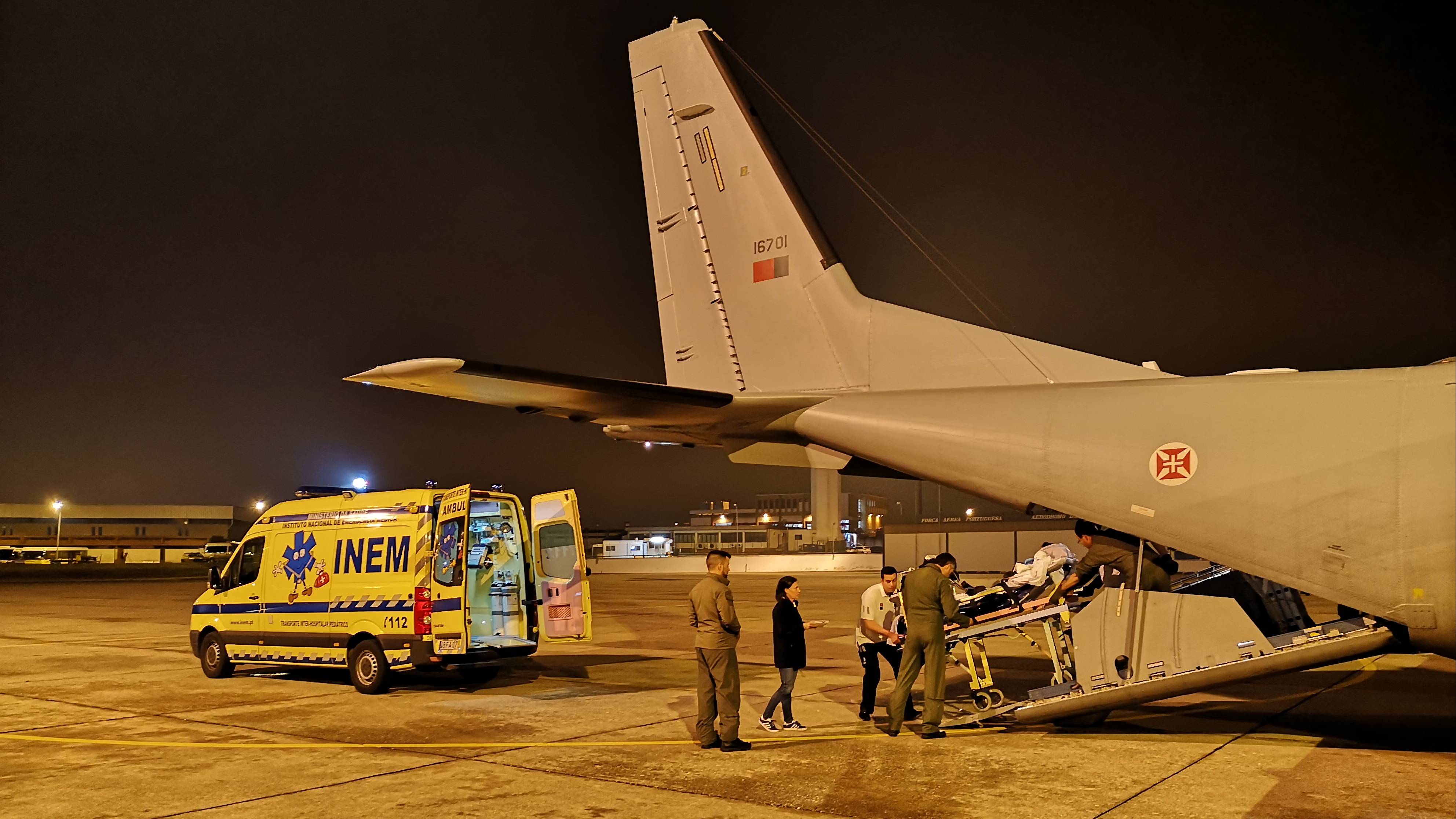 Elefantes transportam dois doentes dos Aores para o Continente