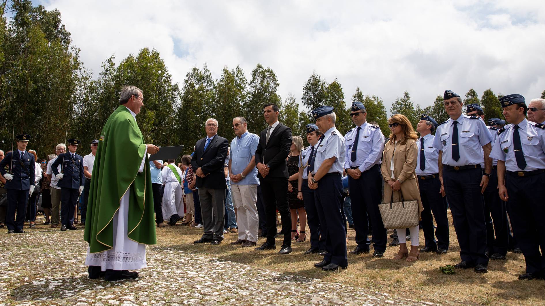 Força Aérea homenageia pilotos falecidos na Serra do Carvalho Força Aérea homenageia pilotos falecidos na Serra do Carvalho