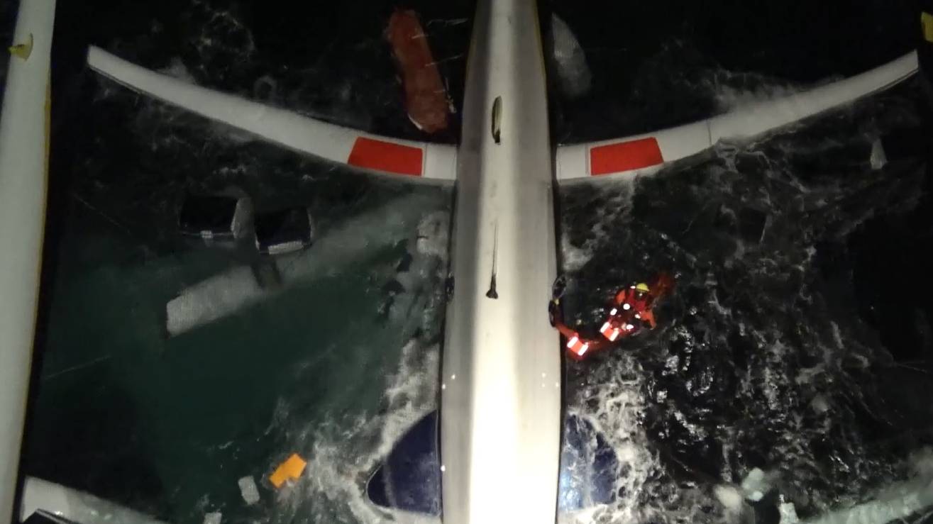 Força Aérea salva cinco tripulantes de veleiro naufragado Força Aérea salva cinco tripulantes de veleiro naufragado