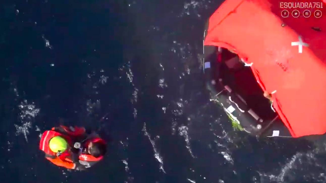 Força Aérea resgata três pescadores em balsa salva-vidas