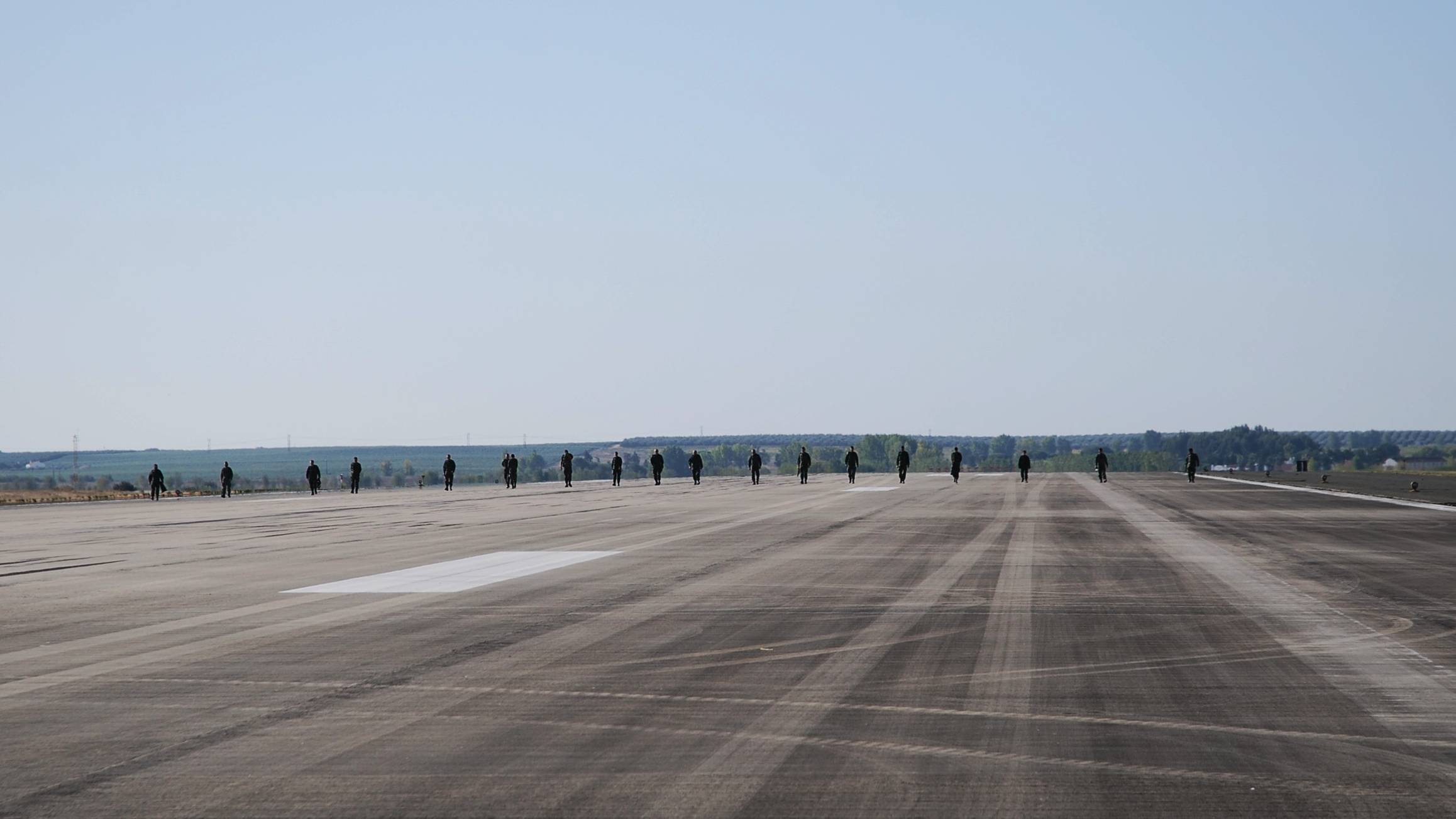 Militares da Base Aérea N.º 11 em ação de limpeza do aeródromo Militares da Base Aérea N.º 11 em ação de limpeza do aeródromo