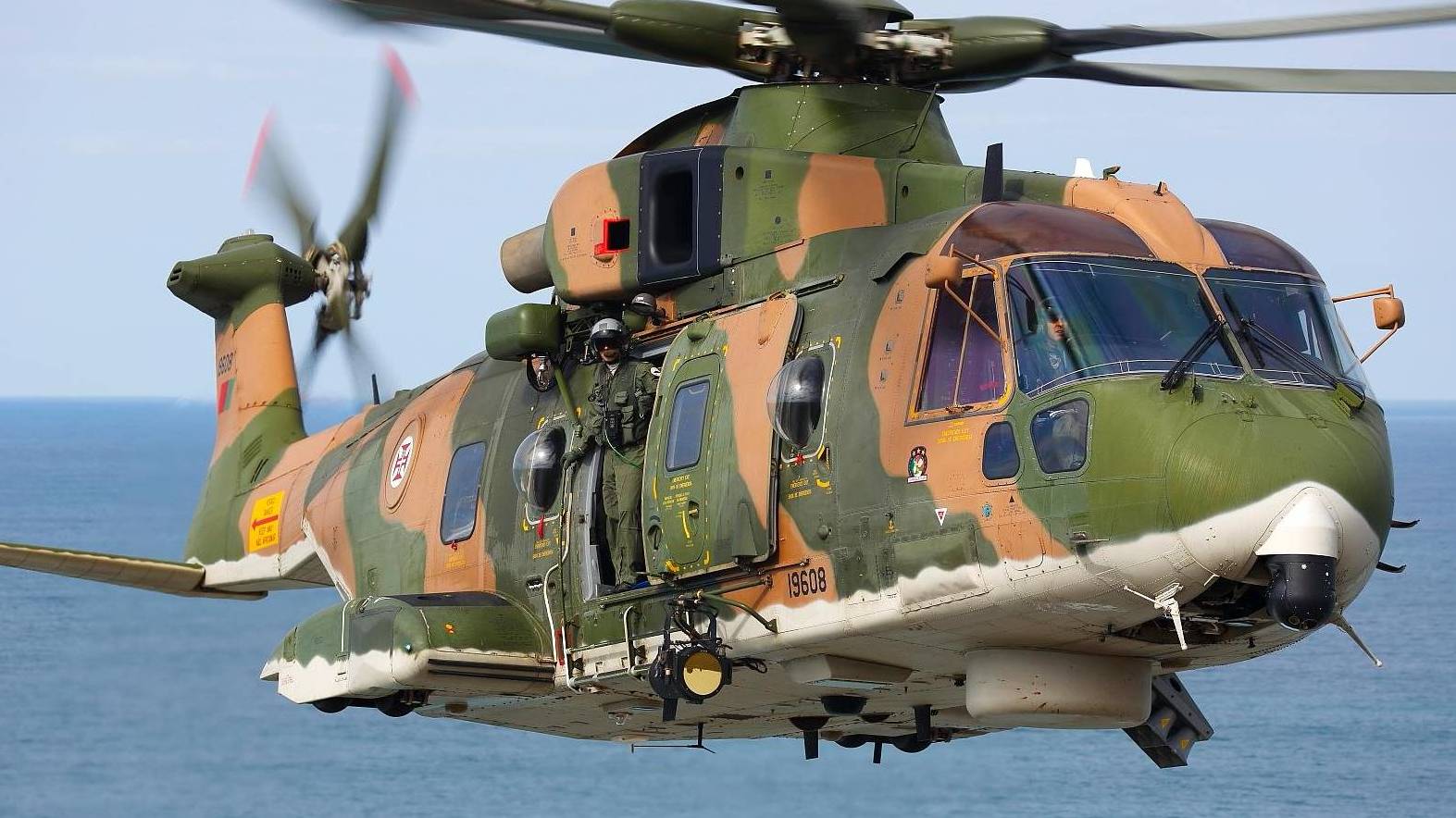 Força Aérea resgata tripulante de navio a 360 quilómetros do Montijo Força Aérea resgata tripulante de navio a 360 quilómetros do Montijo