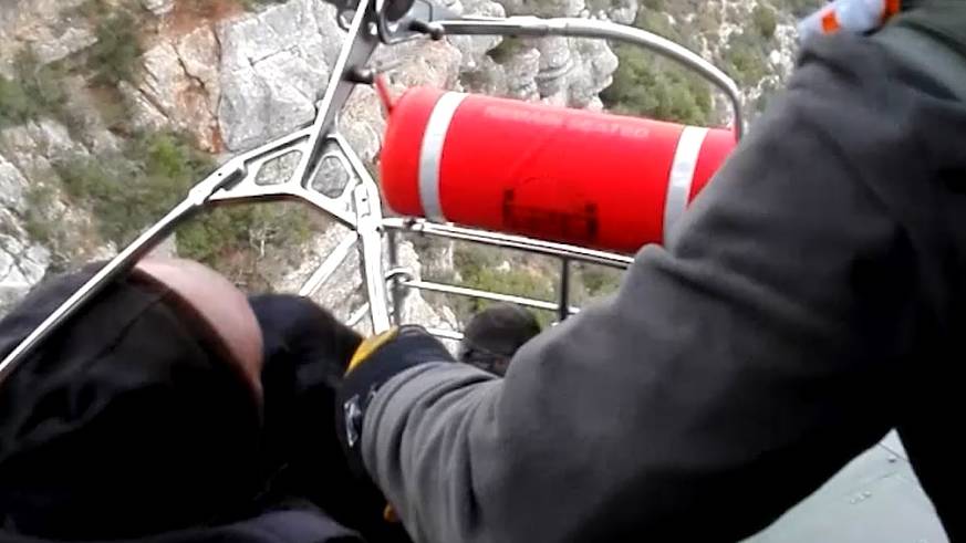 Força Aérea resgata homem e cão após queda de falésia Força Aérea resgata homem e cão após queda de falésia