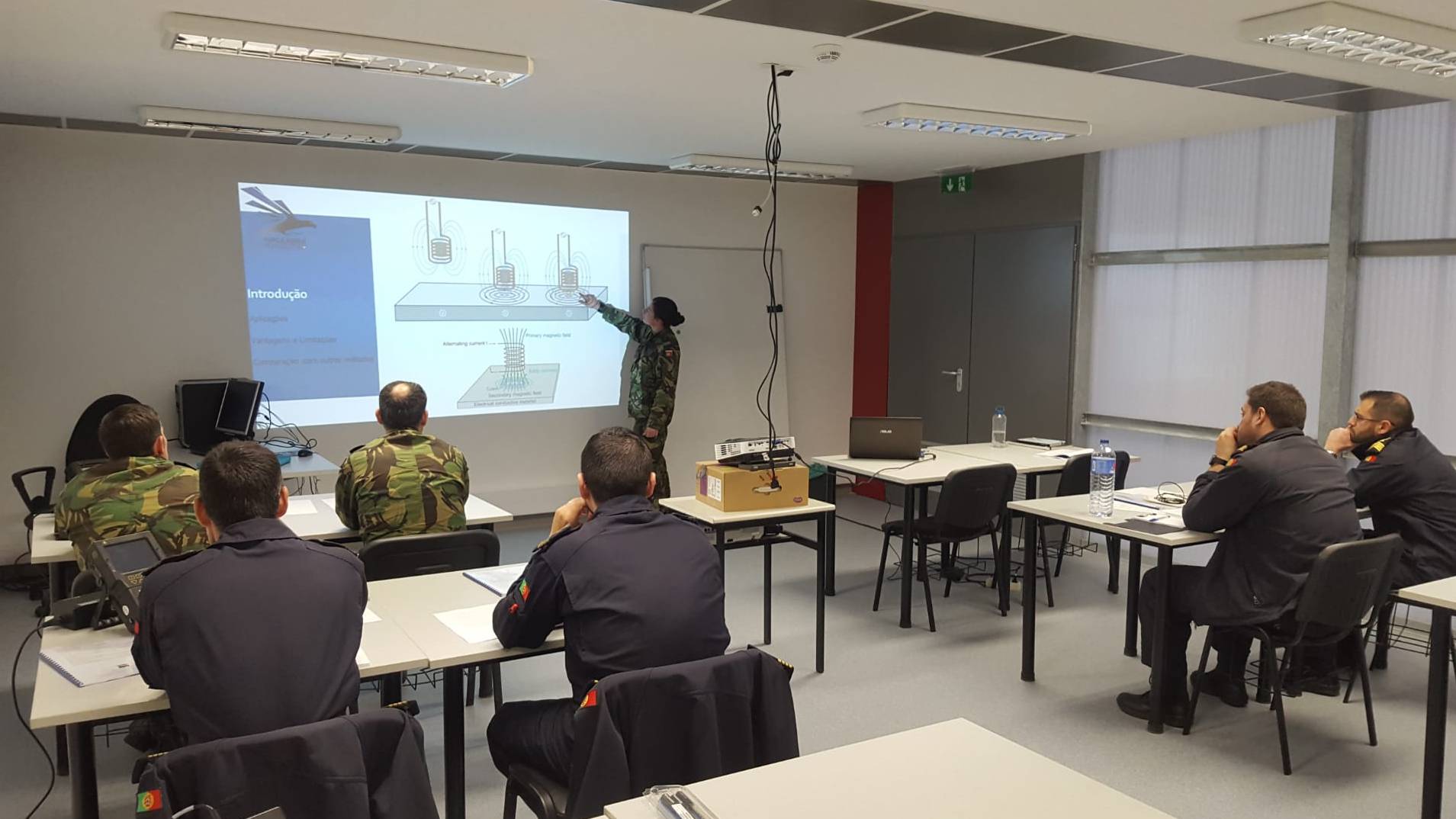 Curso de Ensaios Não Destrutivos ministrado no Centro de Formação Militar e Técnica da Força Aérea Curso de Ensaios Não Destrutivos ministrado no Centro de Formação Militar e Técnica da Força Aérea
