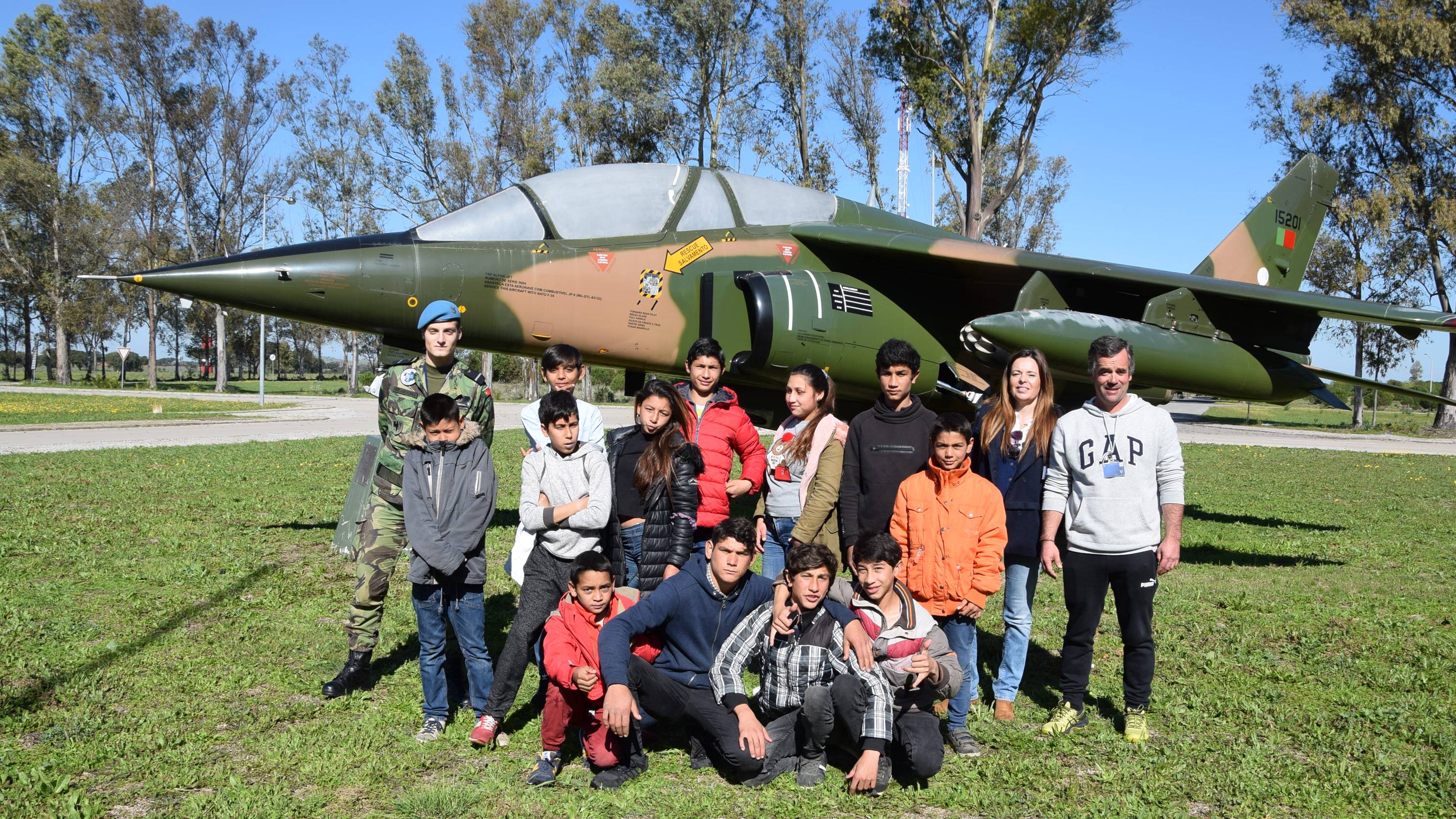 Alunos da Escola de Santiago Maior visitam Base Aérea N.º 11 Alunos da Escola de Santiago Maior visitam Base Aérea N.º 11