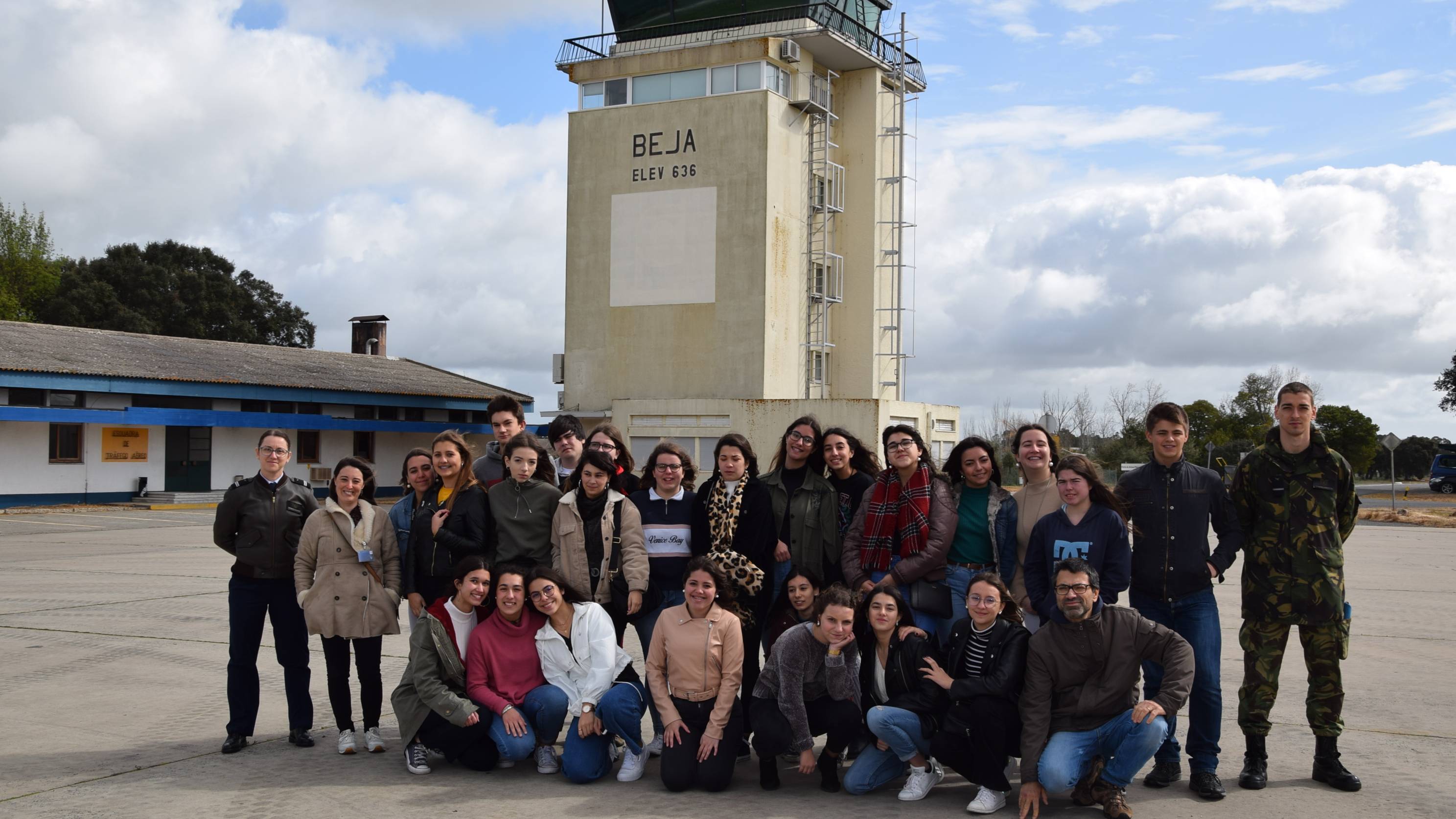 Base Aérea N.º 11 recebe visita de alunos da Escola Secundária Diogo de Gouveia Base Aérea N.º 11 recebe visita de alunos da Escola Secundária Diogo de Gouveia