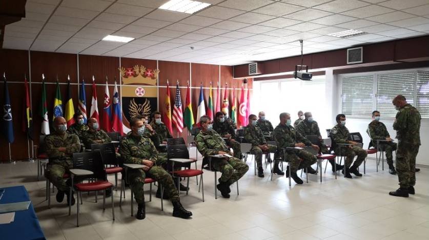 Fora Area d formao a militares sobre procedimentos e desinfeo