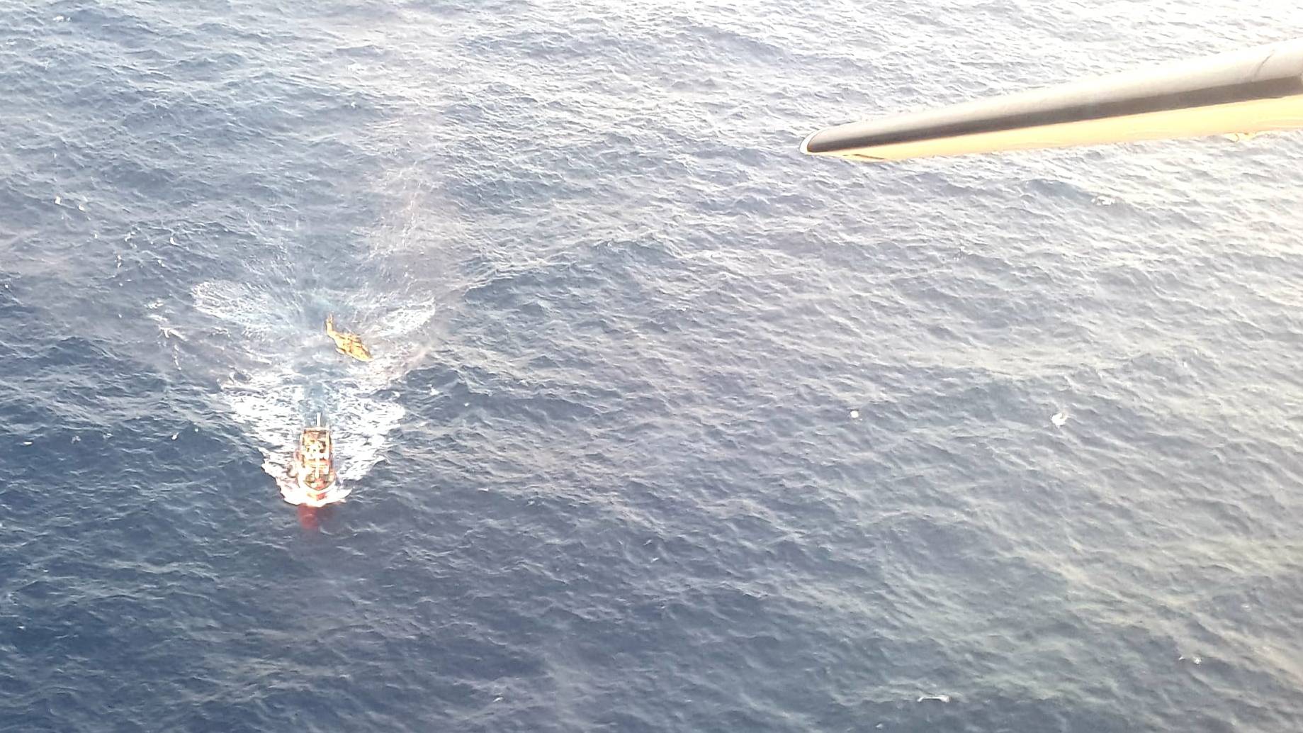 Fora Area resgata pescador a bordo do navio 