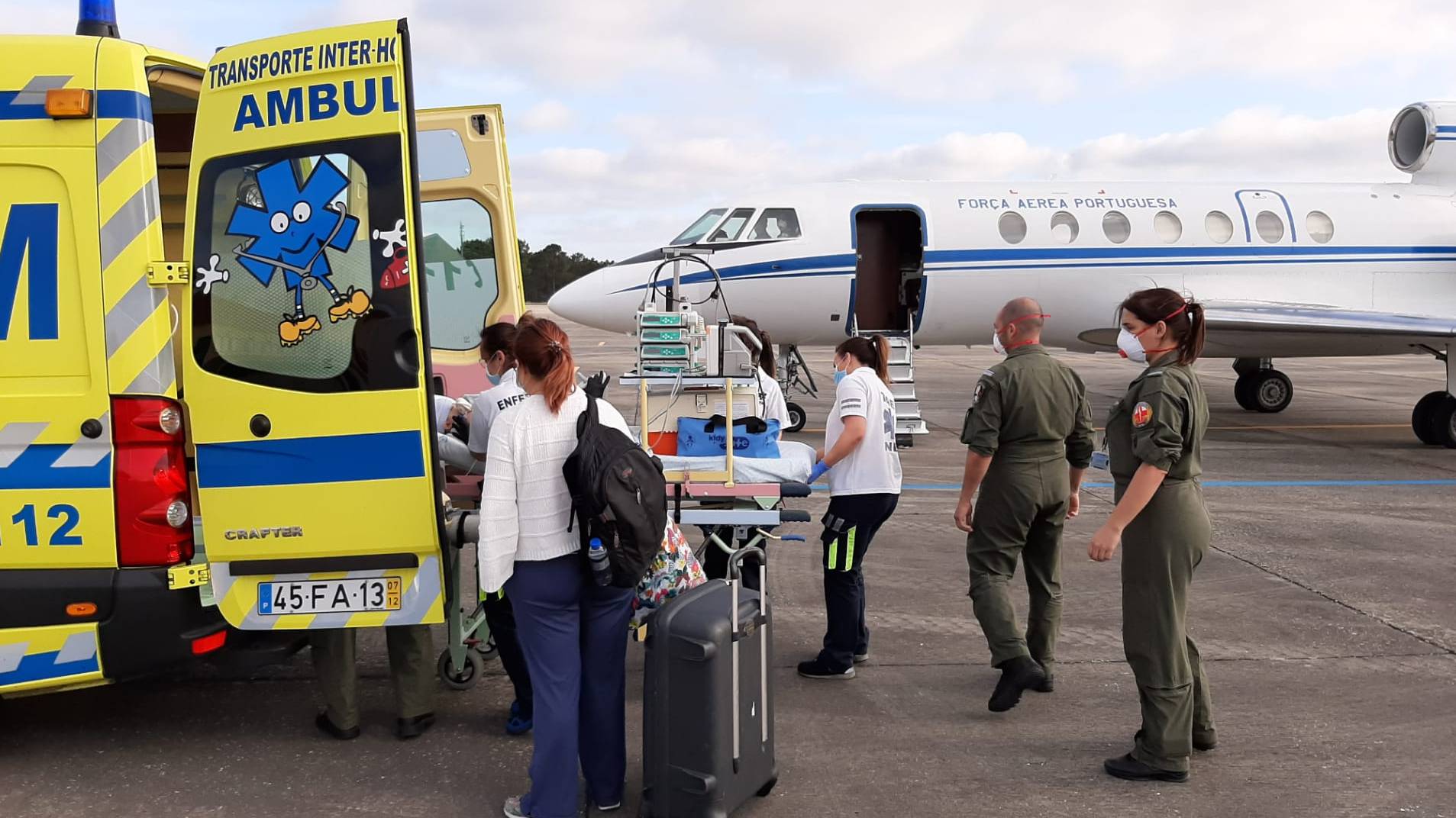 Fora Area transporta beb da Madeira para o Continente