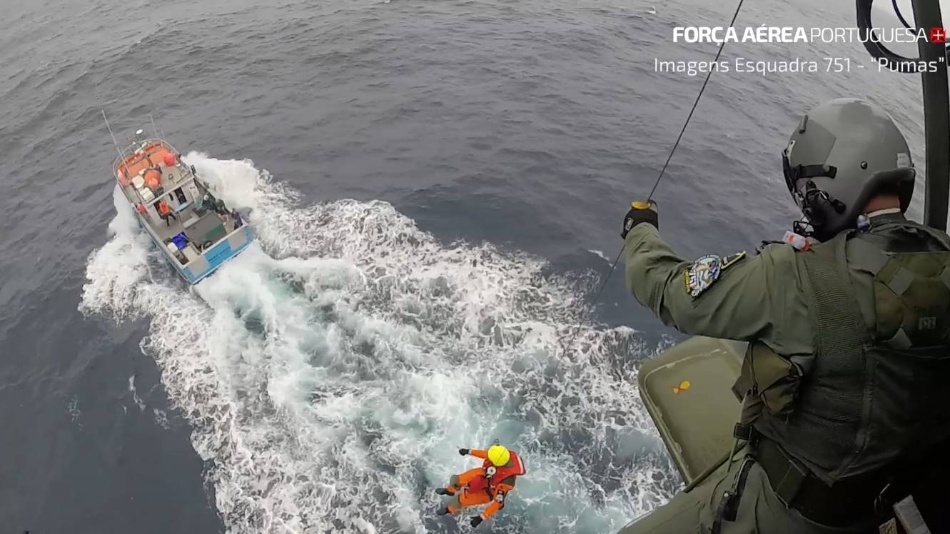Força Aérea resgata homem do pesqueiro Força Aérea resgata homem do pesqueiro