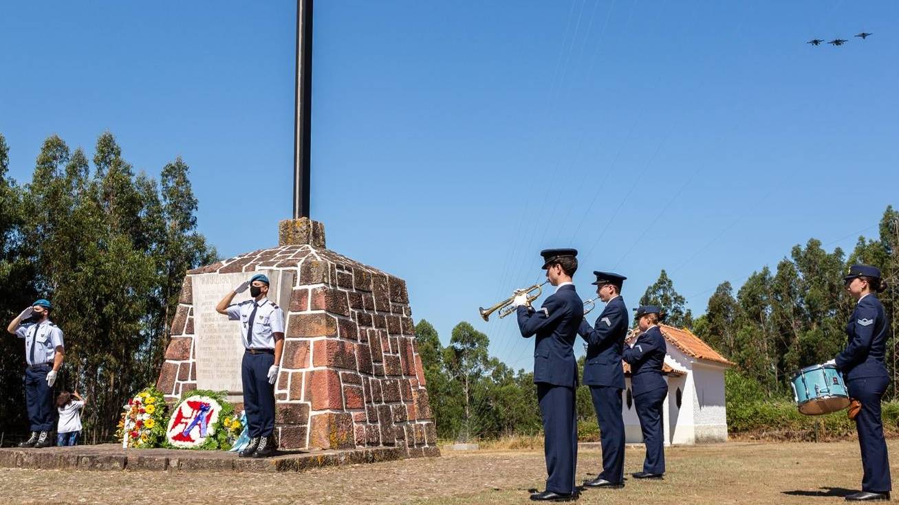 Homenagem aos oito pilotos que perderam a vida em 1955