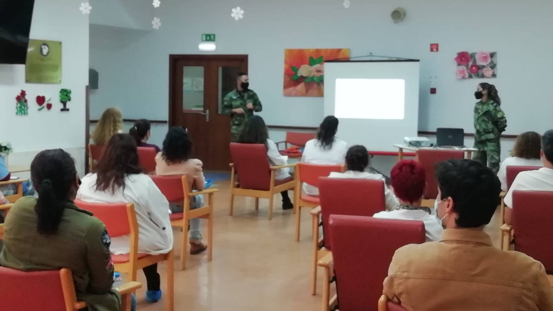 Militares da BA6 realizam ao de sensibilizao na Moita