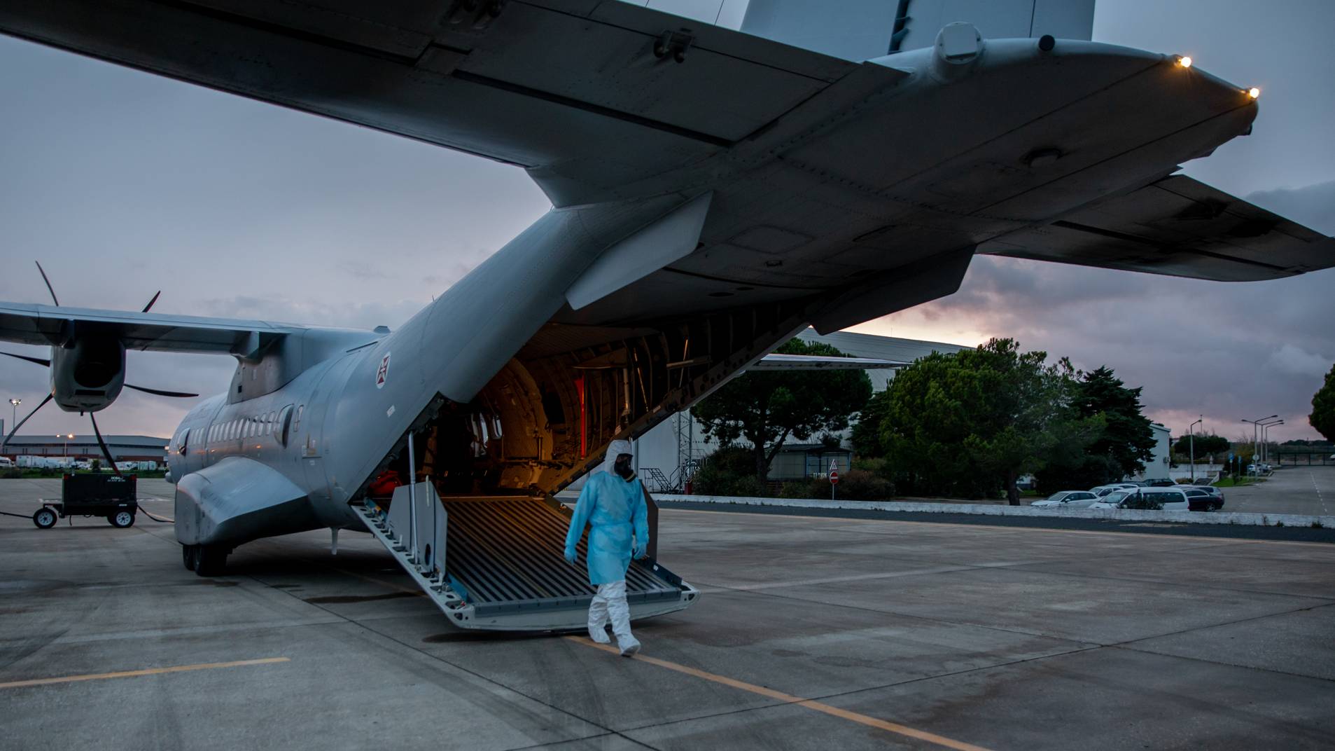C-295M transporta quatro doentes COVID-19 de Lisboa para o Porto