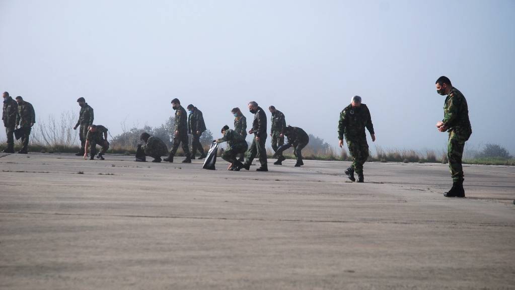 Militares da Base Area N. 11 realizam recolha de detritos na rea do aerdromo