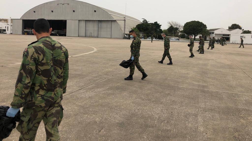 Militares recolhem detritos na área de aeródromo Militares recolhem detritos na área de aeródromo