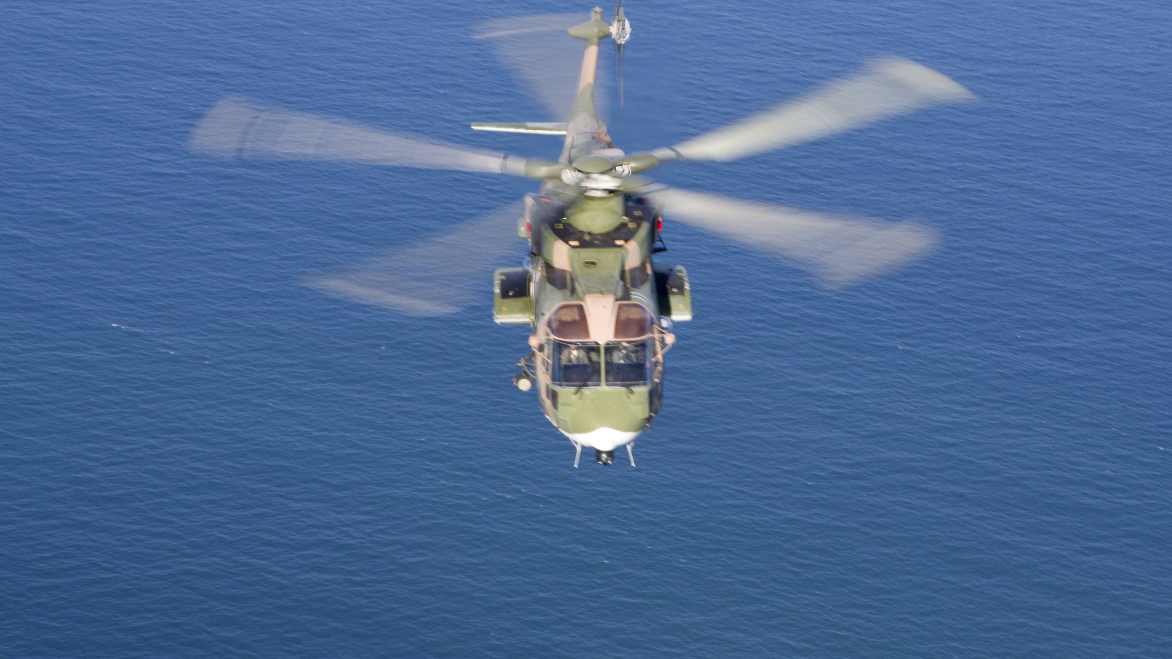 Força Aérea resgata homem a bordo de embarcação Força Aérea resgata homem a bordo de embarcação