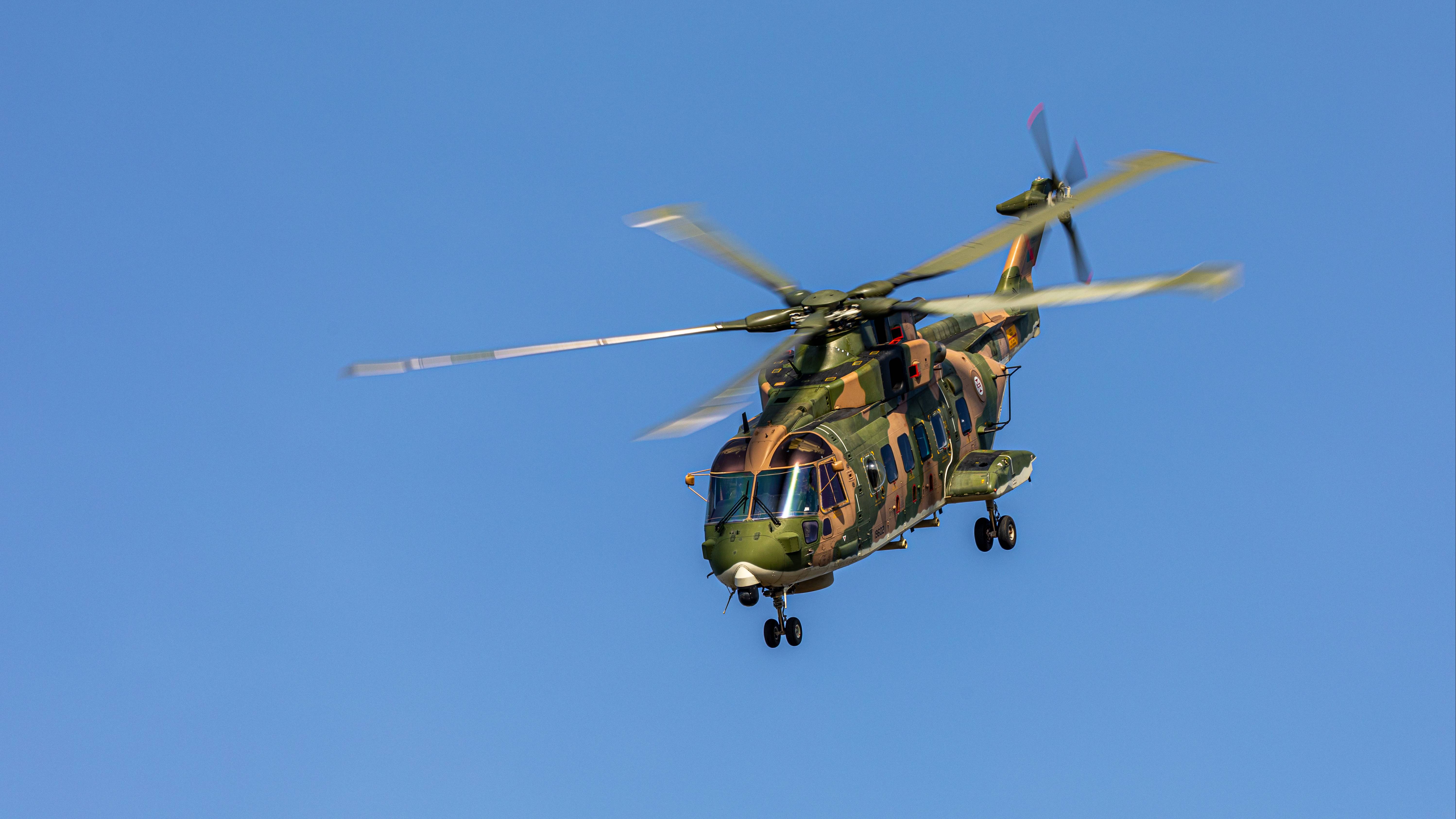 Helicóptero da Força Aérea resgata tripulante de navio Helicóptero da Força Aérea resgata tripulante de navio